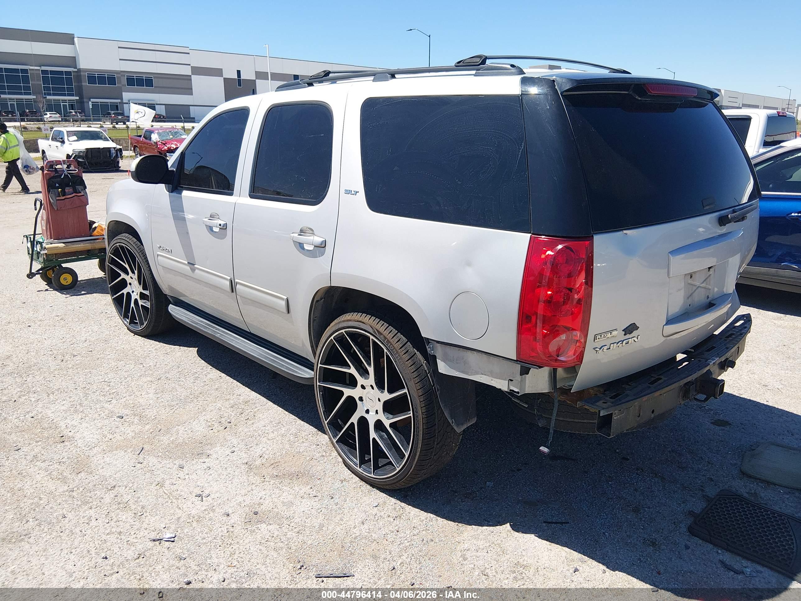 GMC YUKON image 3