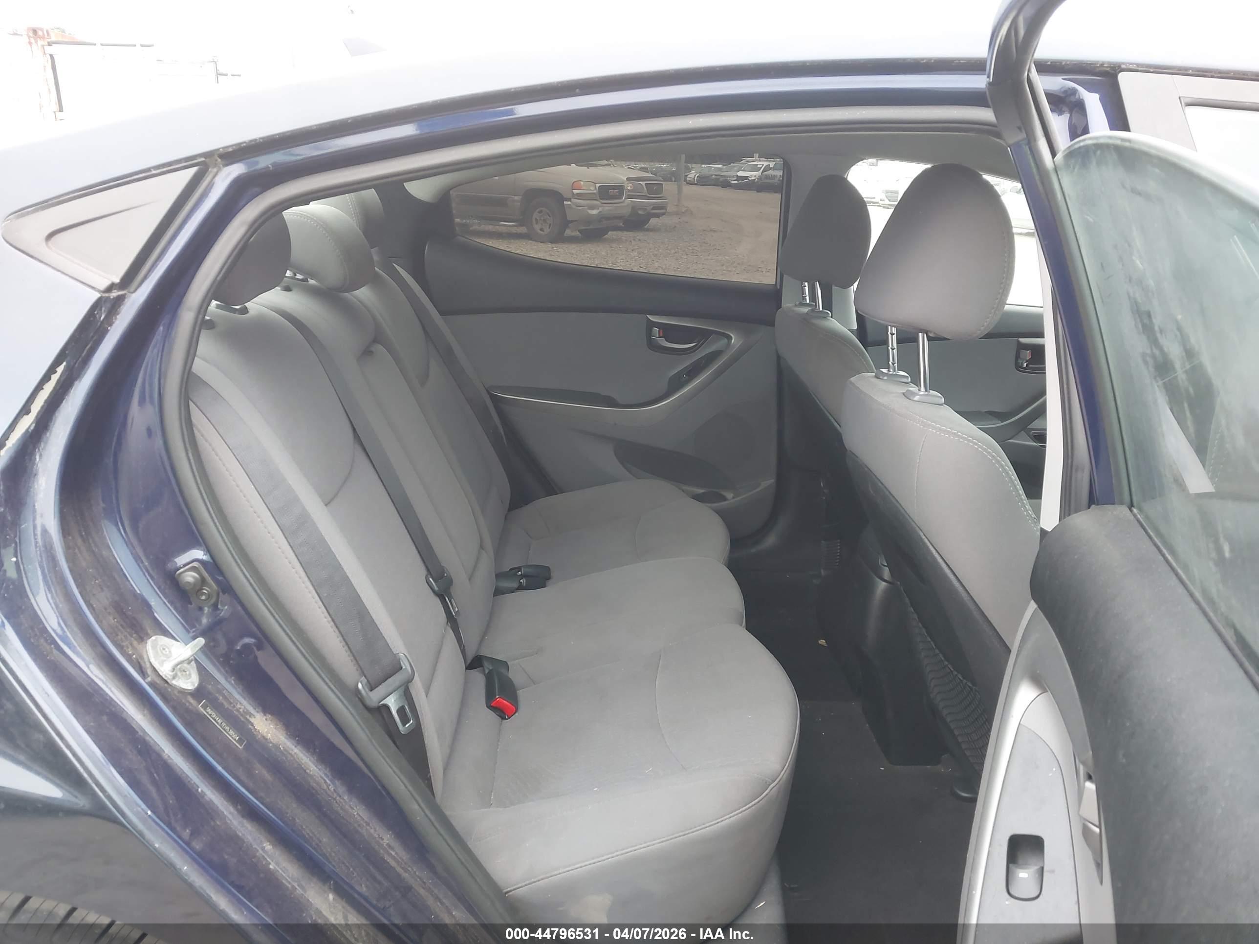 HYUNDAI ELANTRA image 8