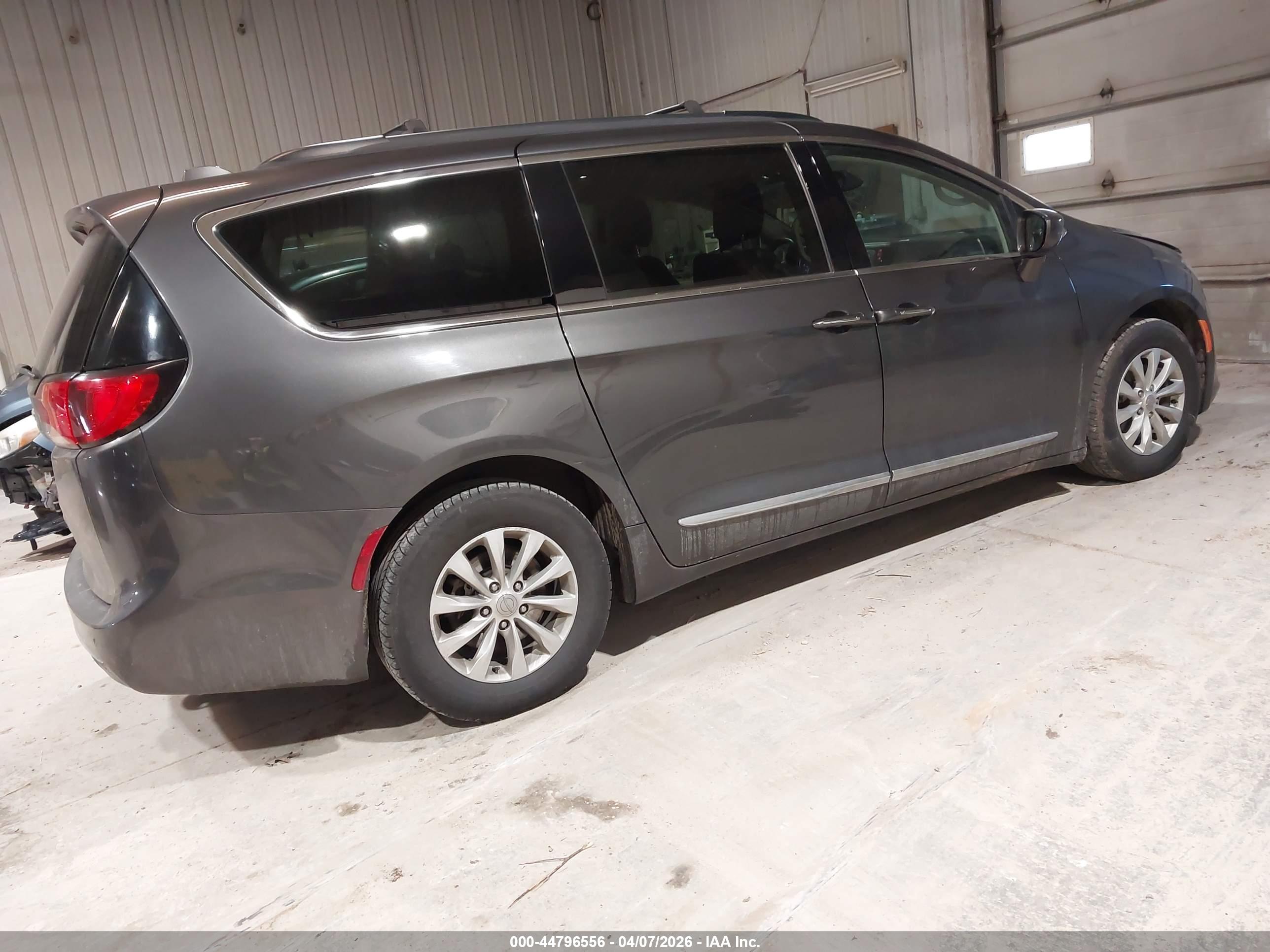 CHRYSLER PACIFICA image 4