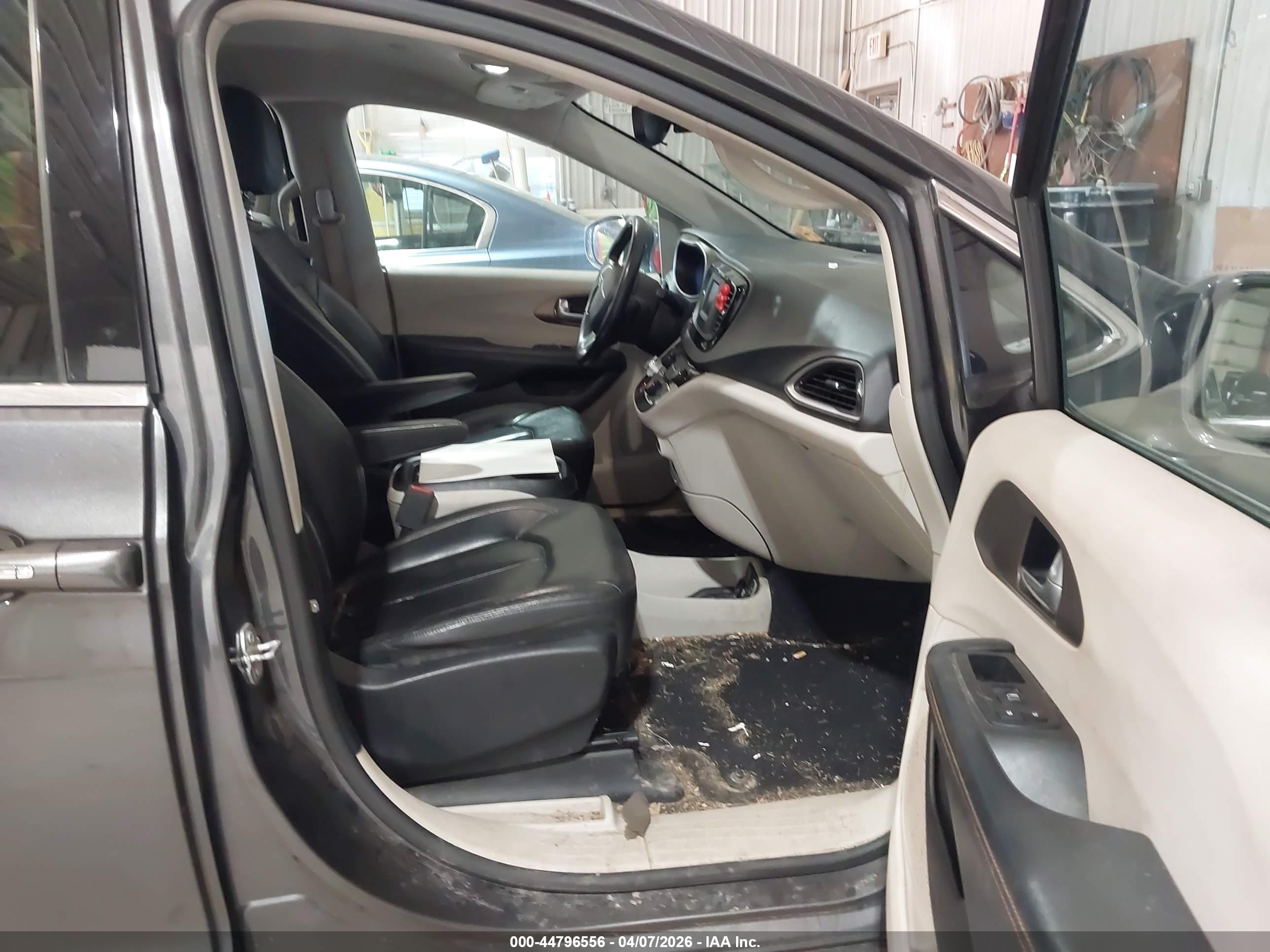 CHRYSLER PACIFICA image 5