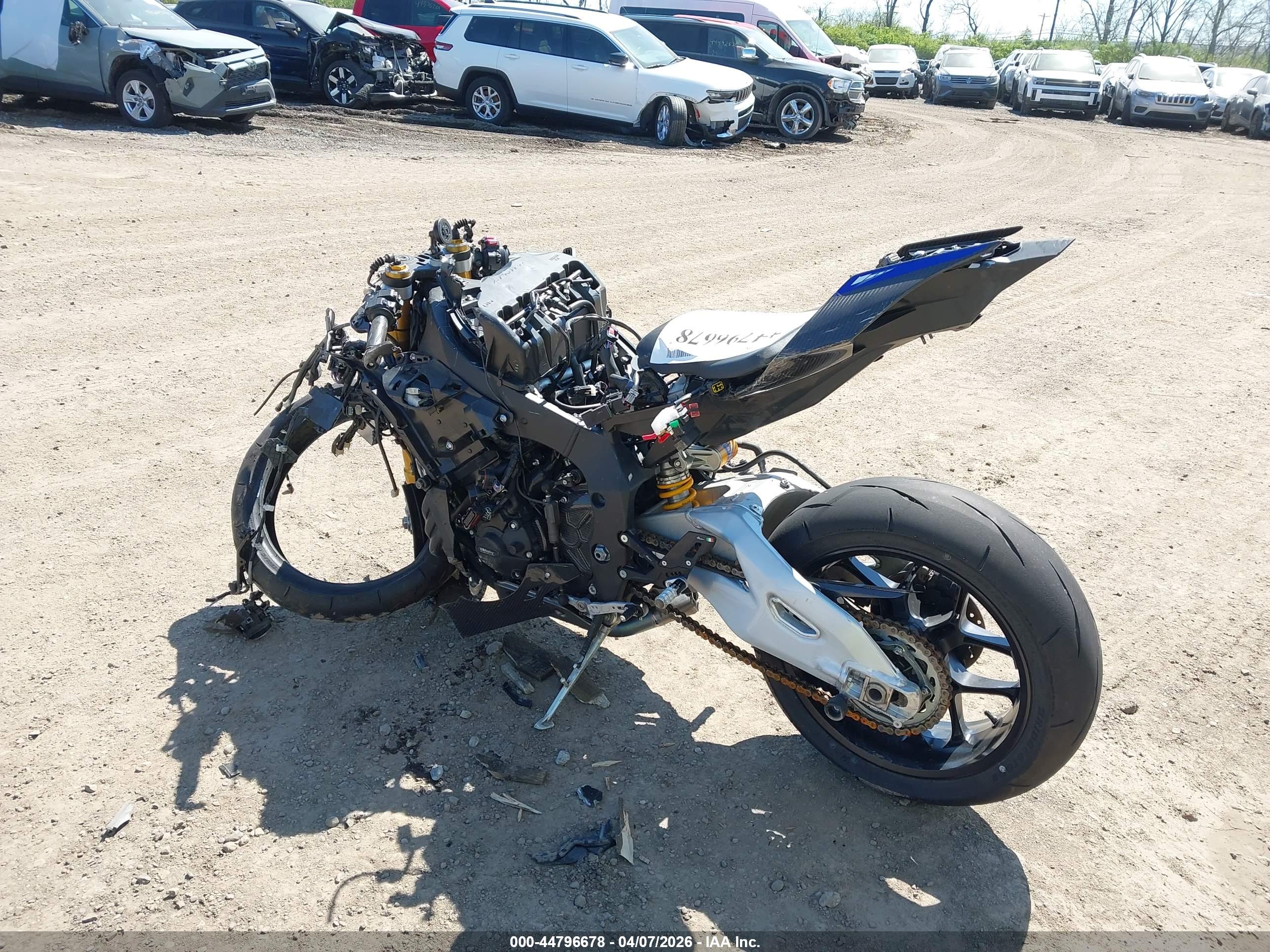 YAMAHA YZFR1M image 3