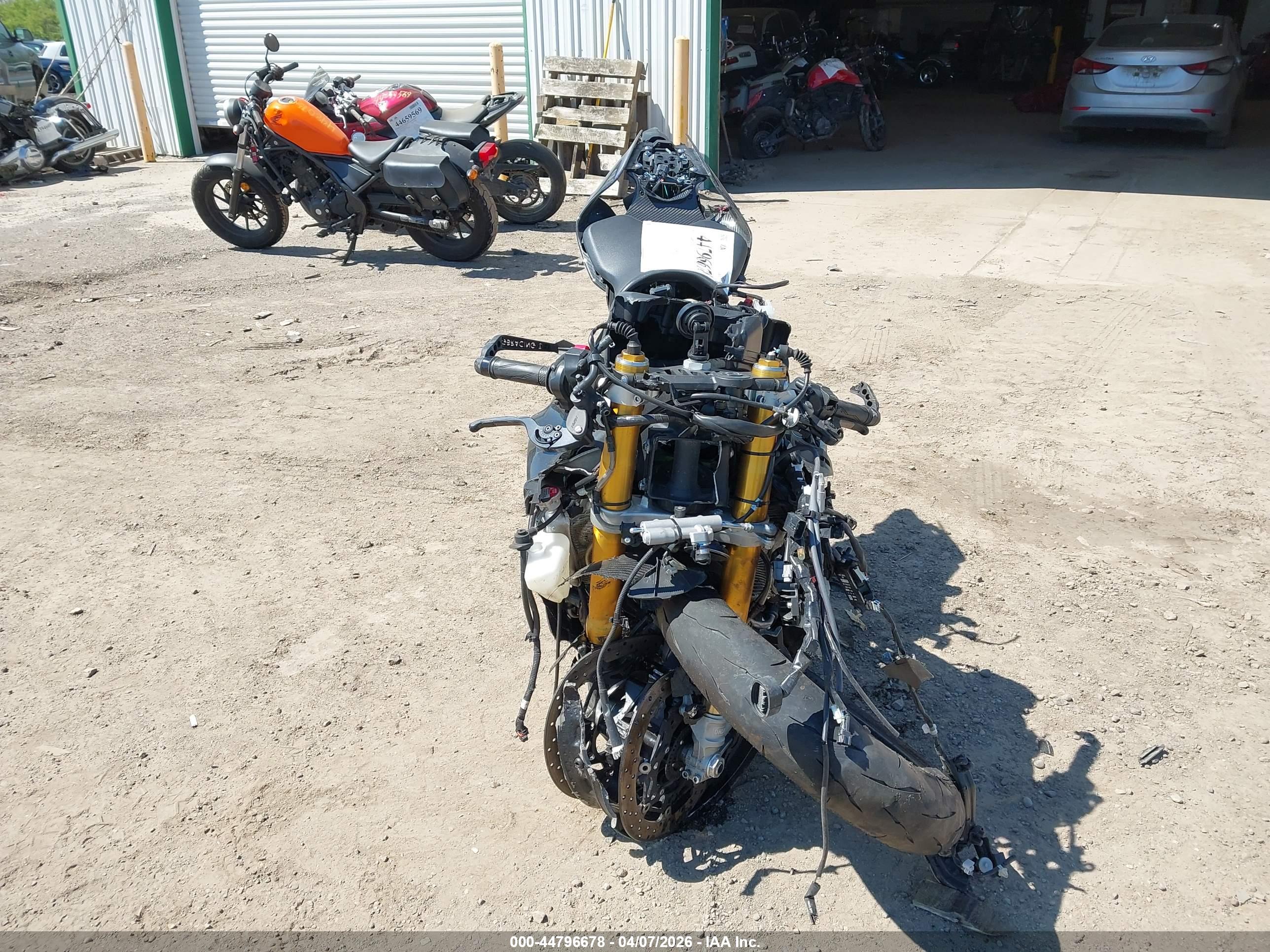 YAMAHA YZFR1M image 5