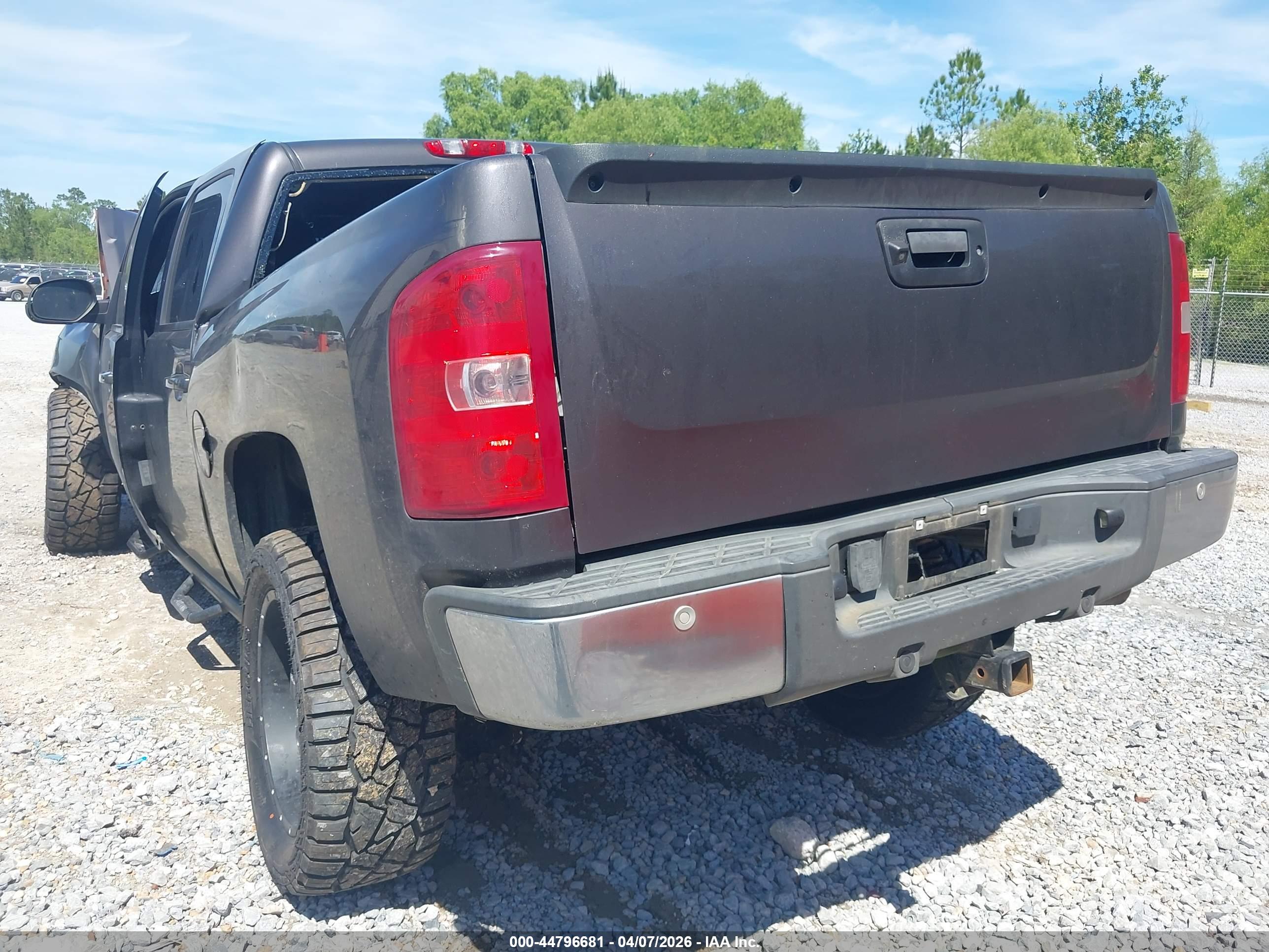CHEVROLET SILVERADO image 3