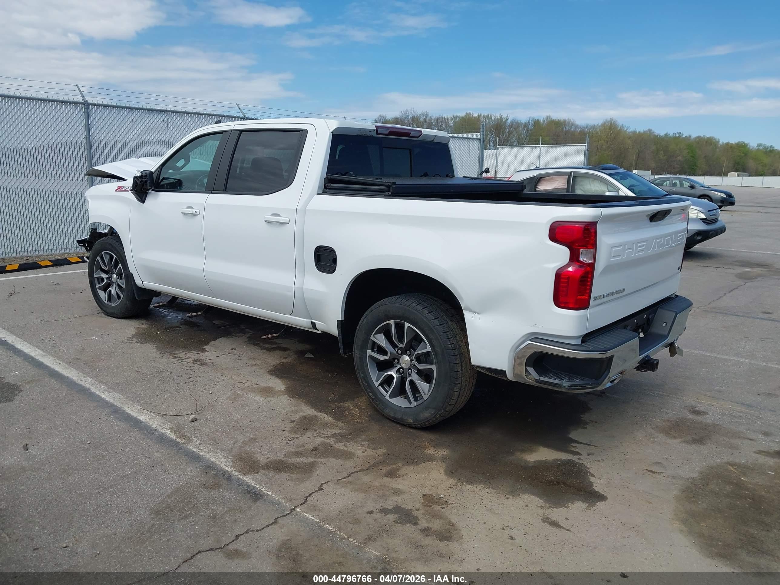 CHEVROLET SILVERADO image 3