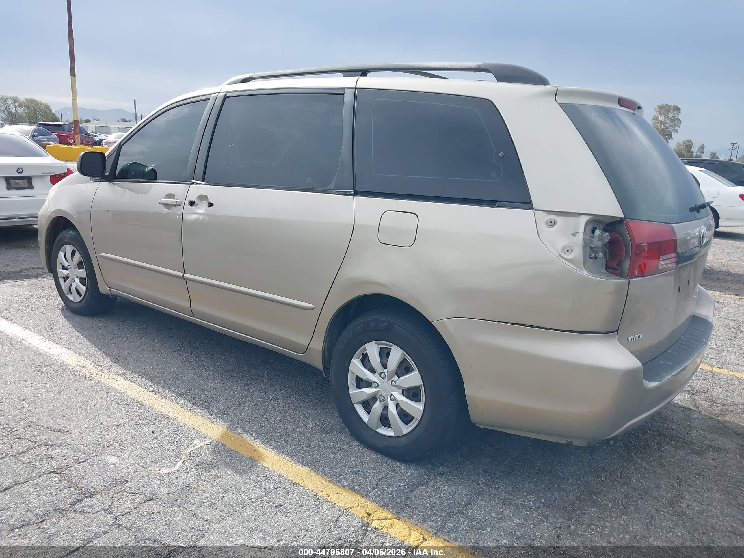 TOYOTA SIENNA image 3