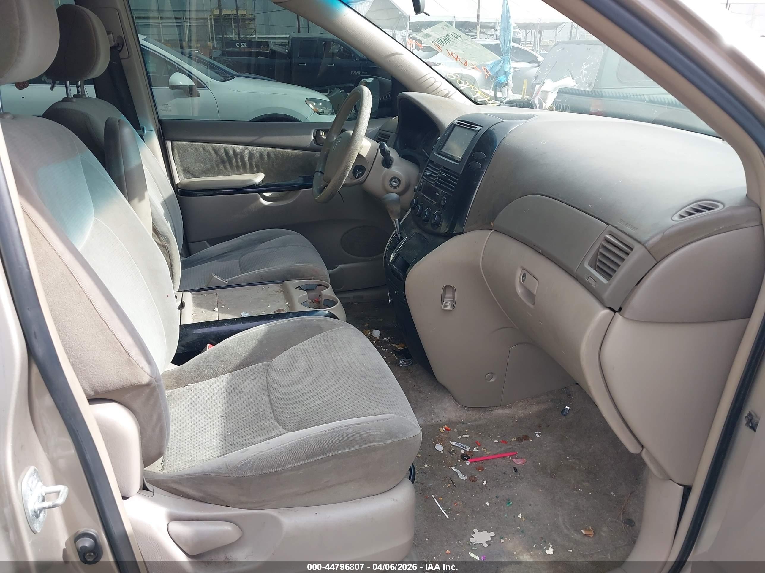TOYOTA SIENNA image 5