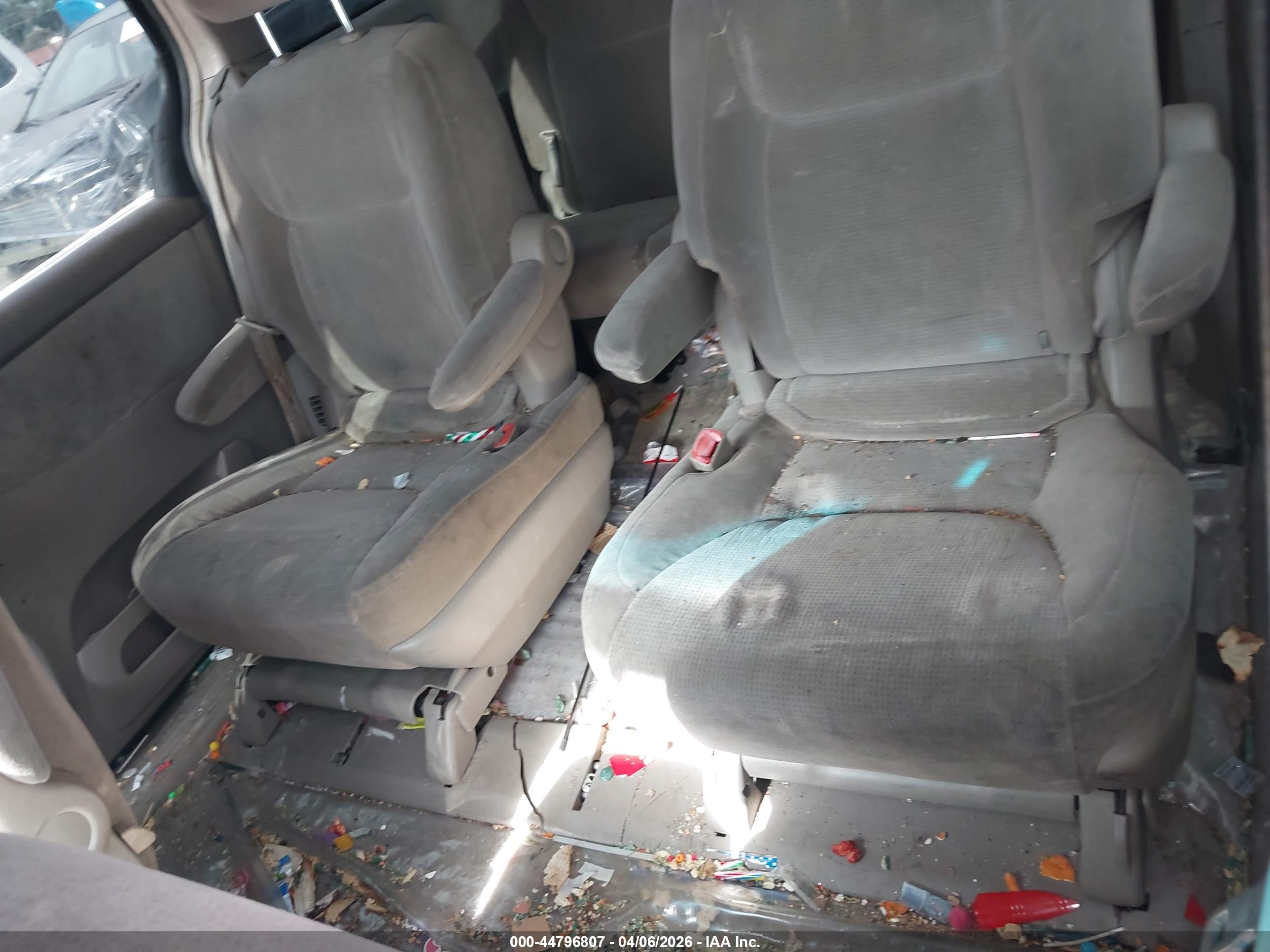 TOYOTA SIENNA image 8