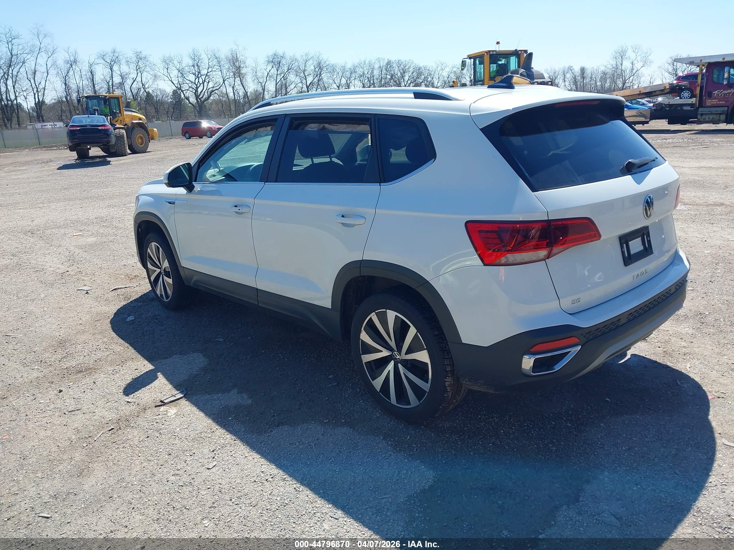 VOLKSWAGEN TAOS image 3