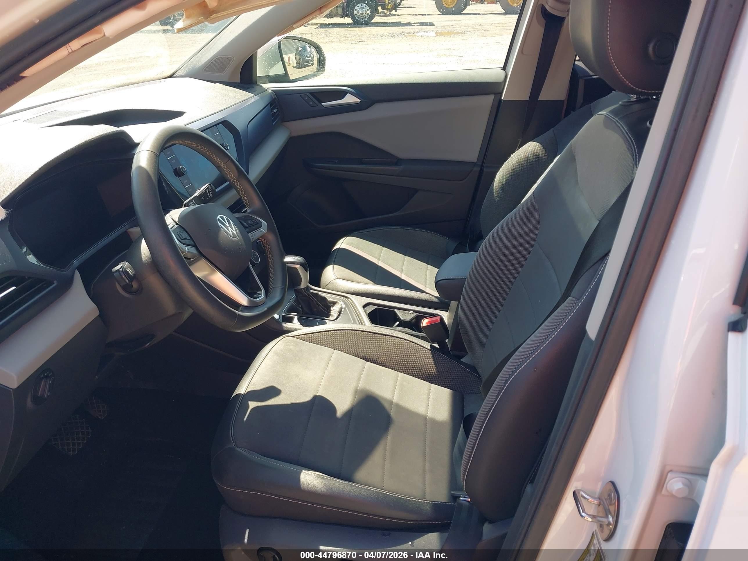 VOLKSWAGEN TAOS image 5