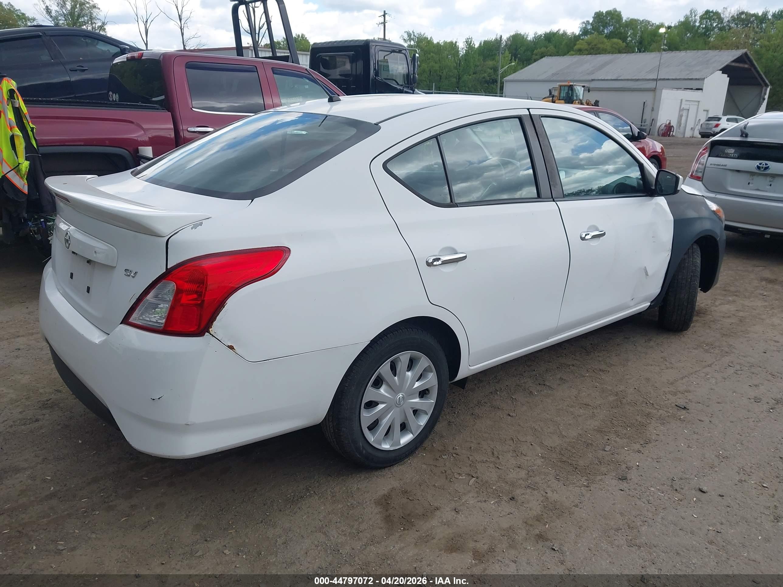 NISSAN VERSA image 4