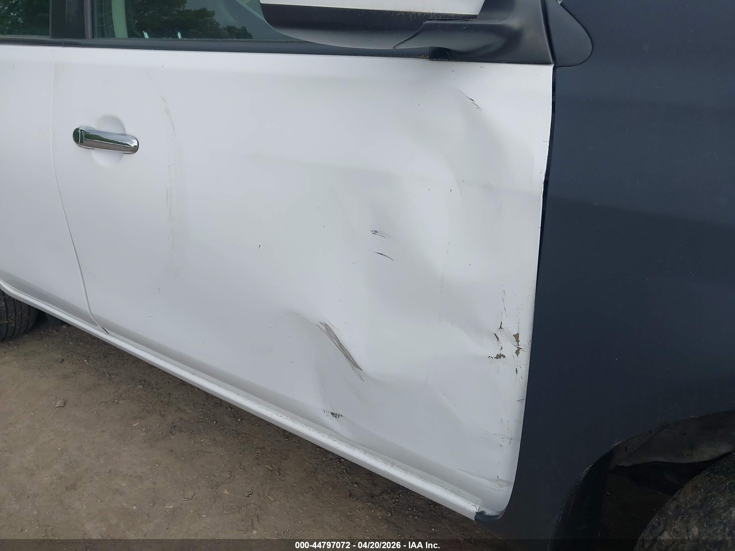 NISSAN VERSA image 6