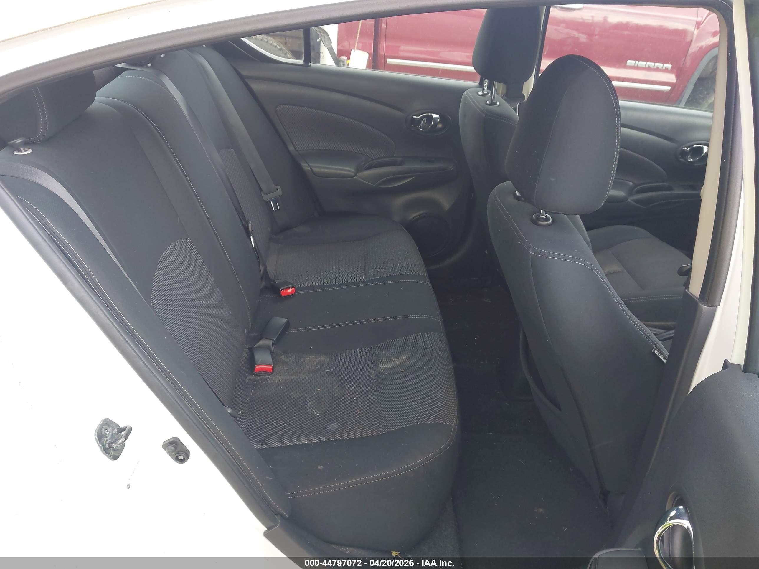 NISSAN VERSA image 8