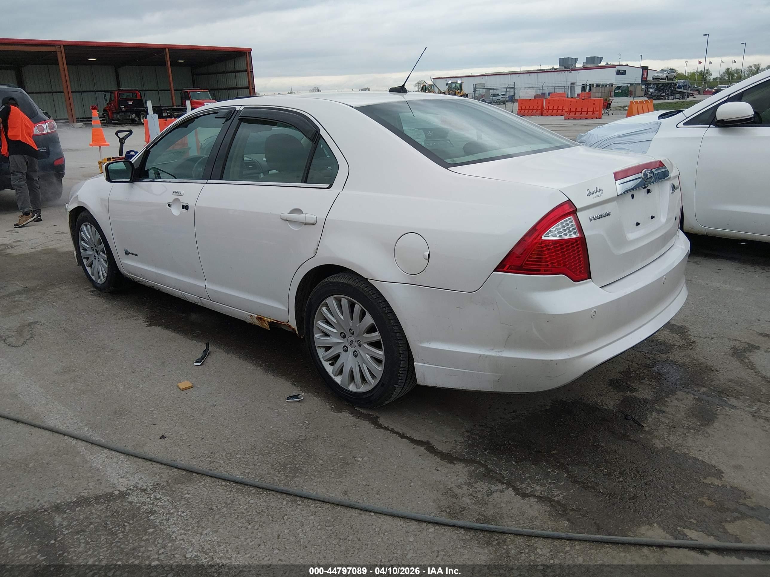 FORD FUSION image 3