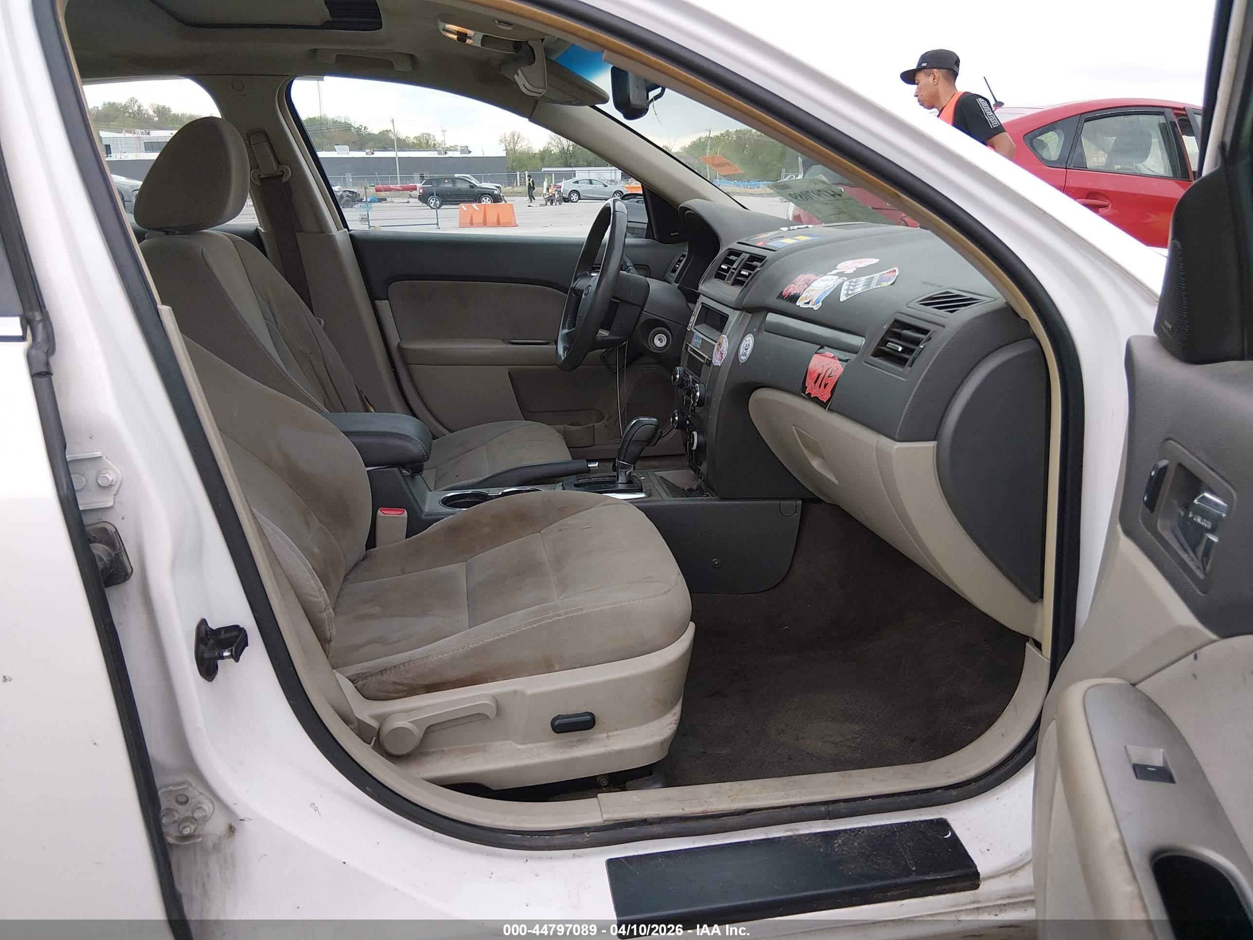 FORD FUSION image 5