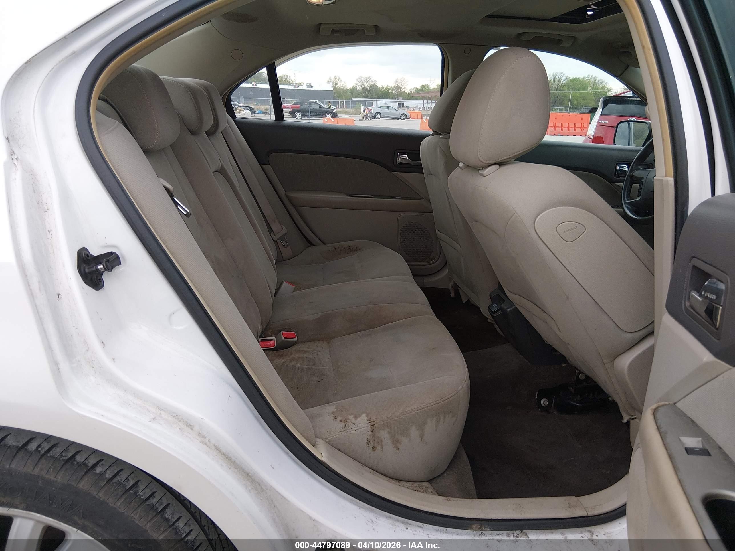 FORD FUSION image 8