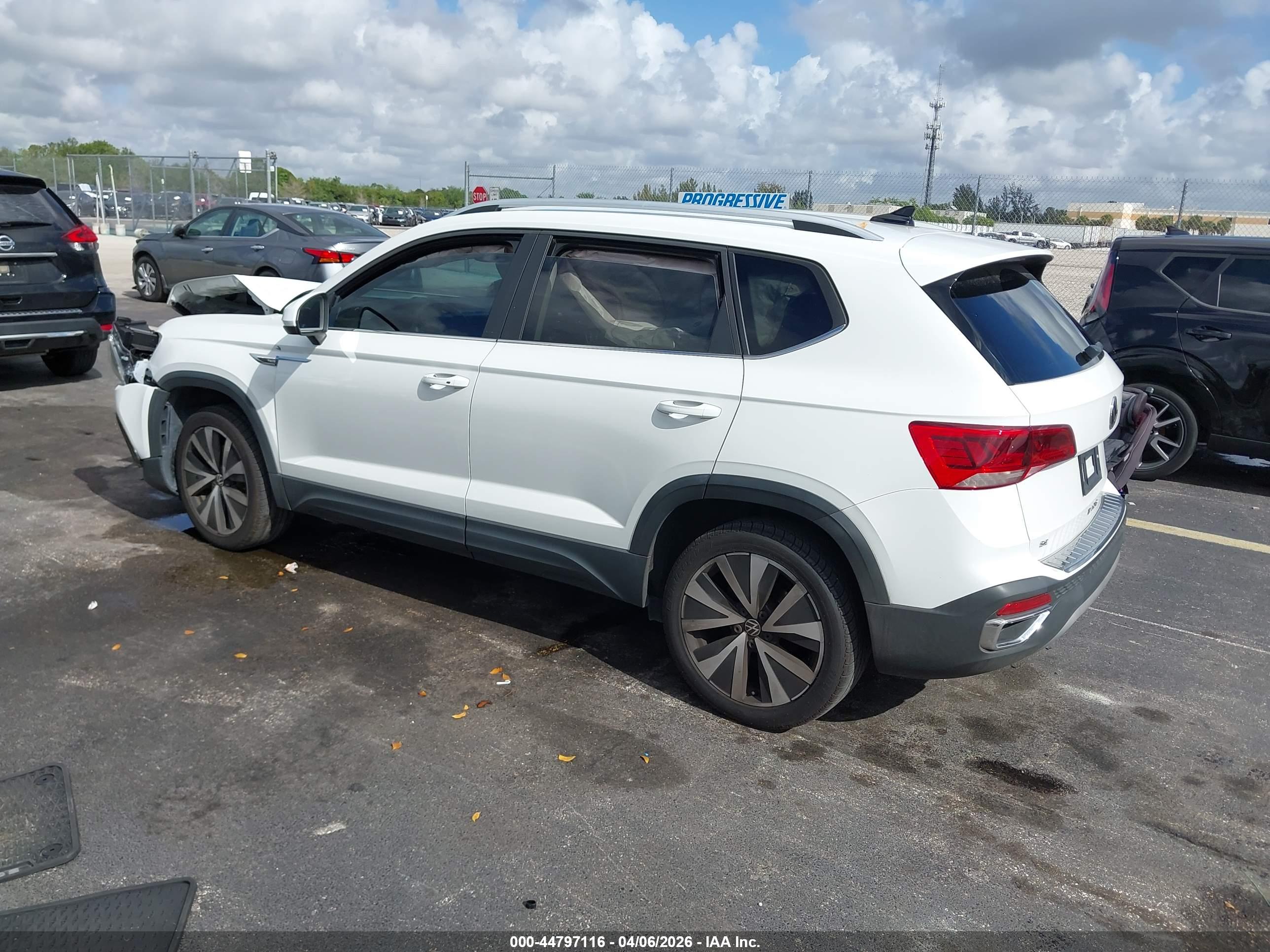 VOLKSWAGEN TAOS image 3