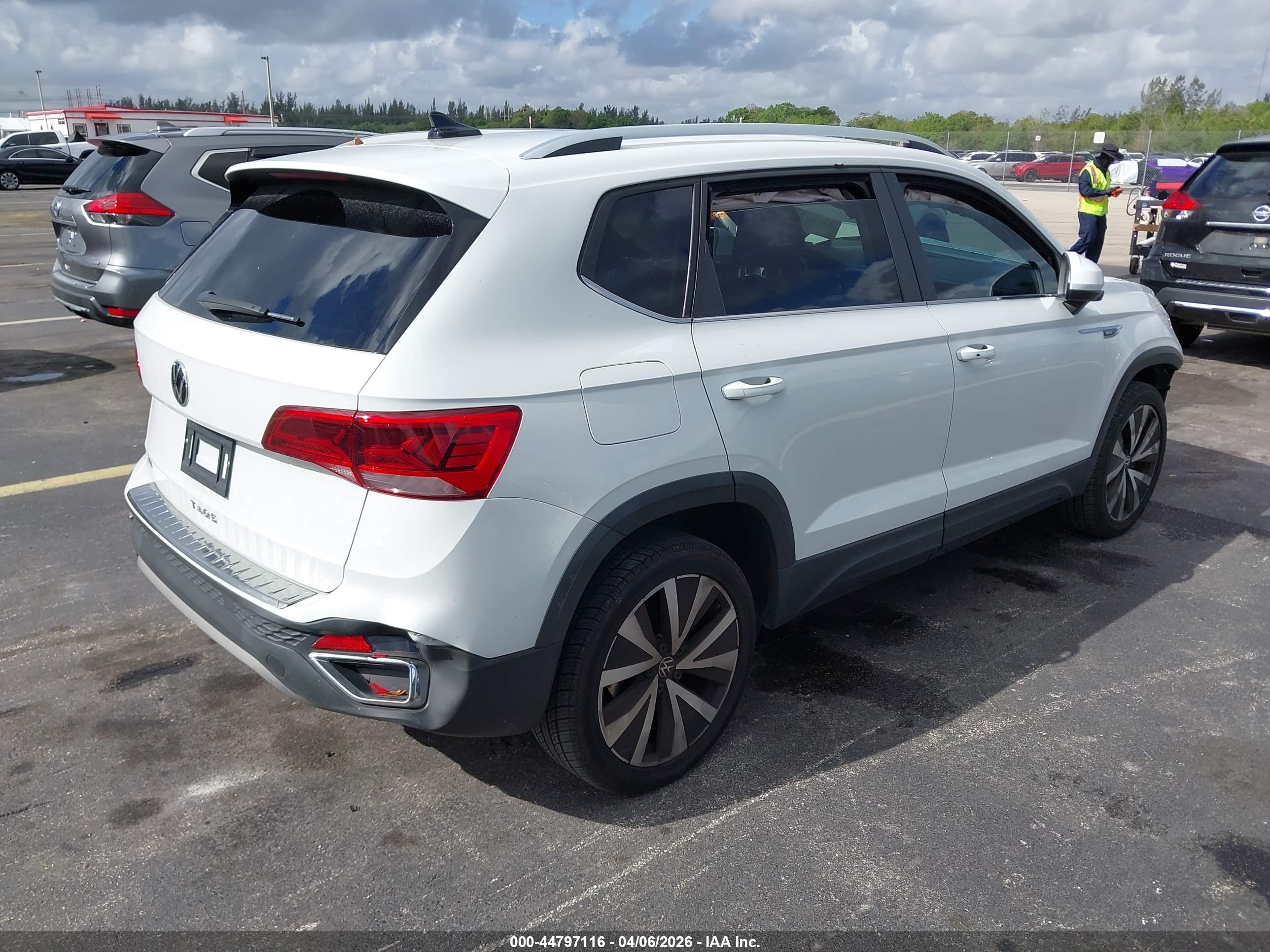 VOLKSWAGEN TAOS image 4