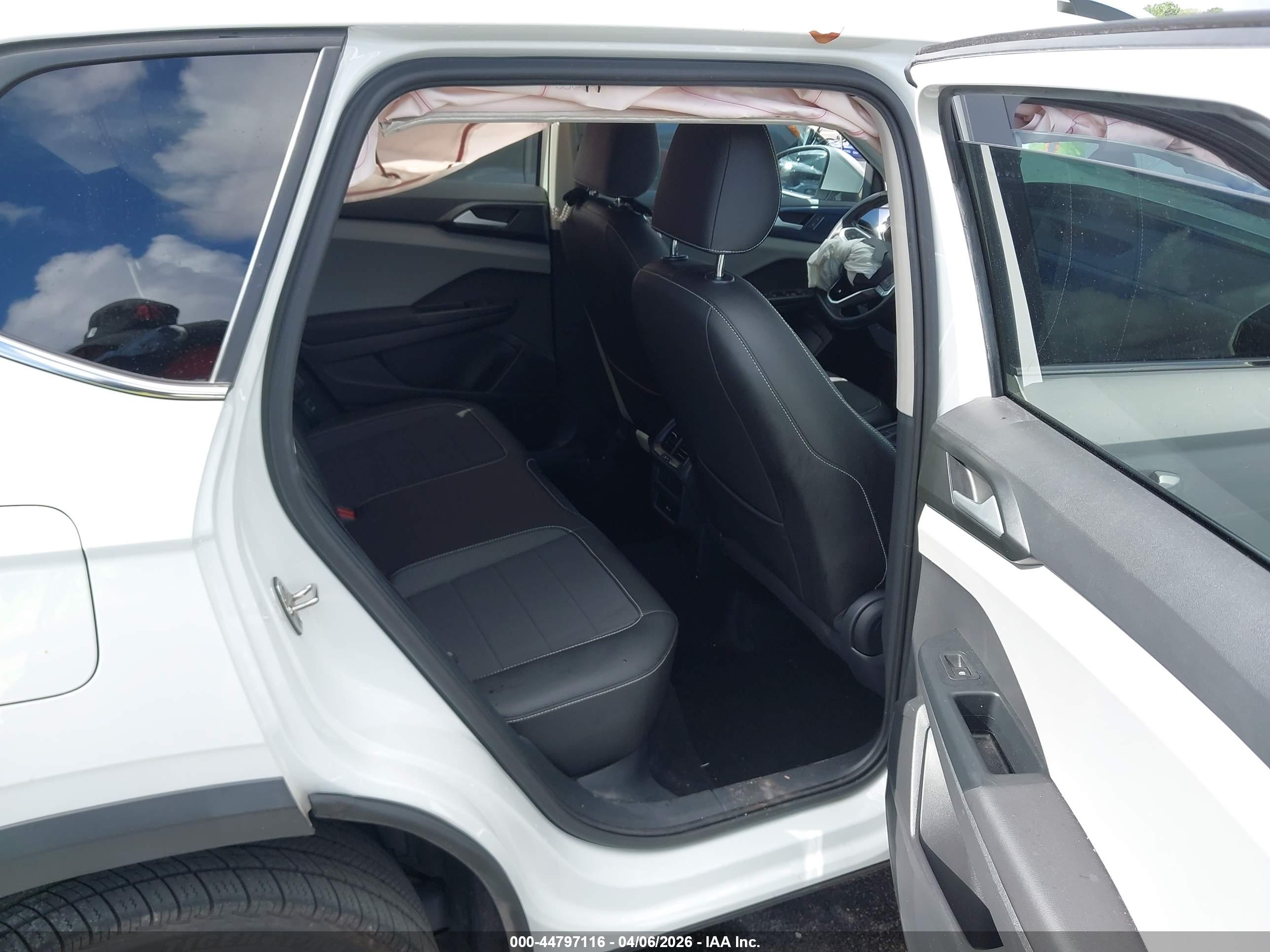 VOLKSWAGEN TAOS image 8