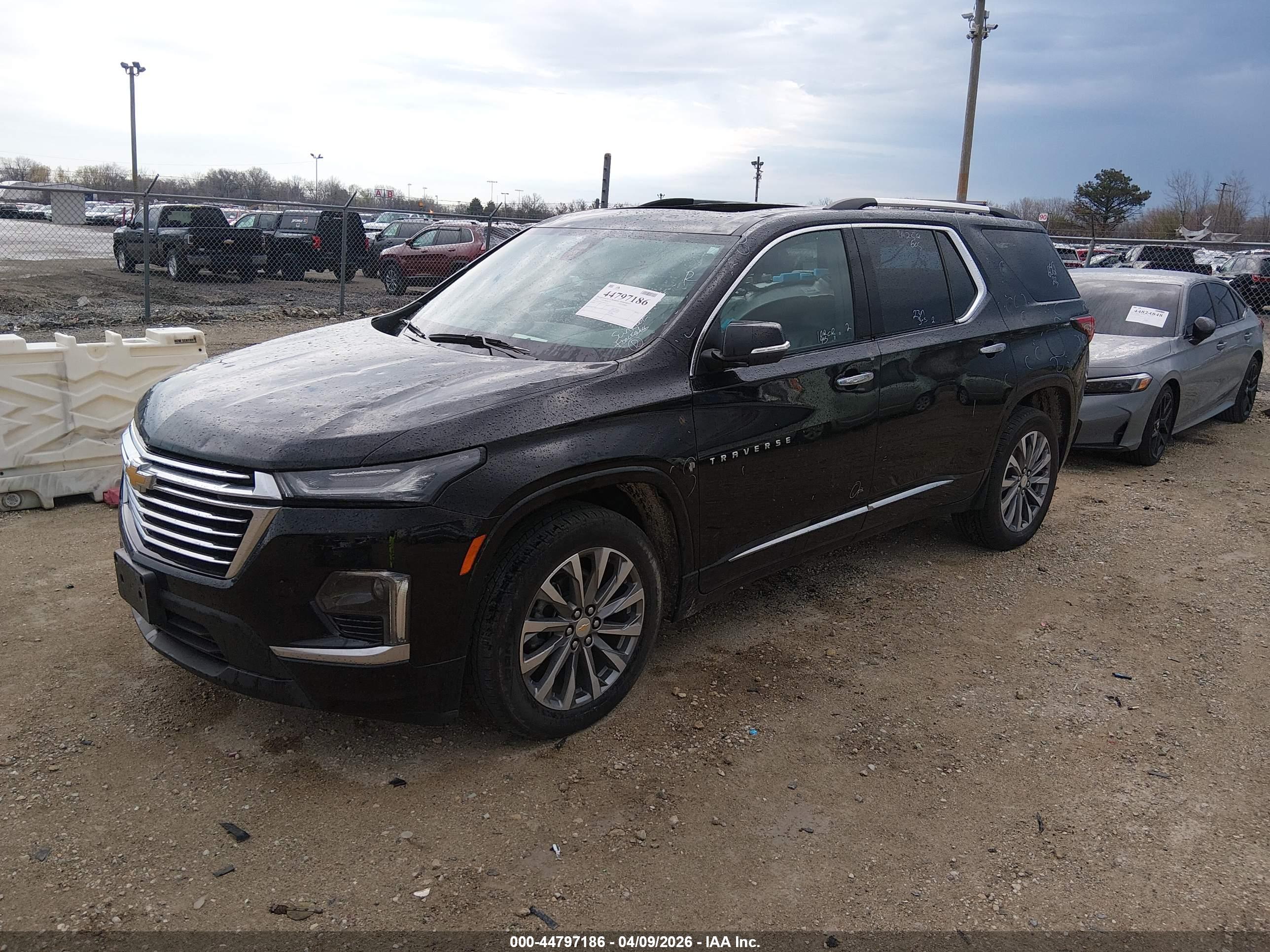 CHEVROLET TRAVERSE image 2