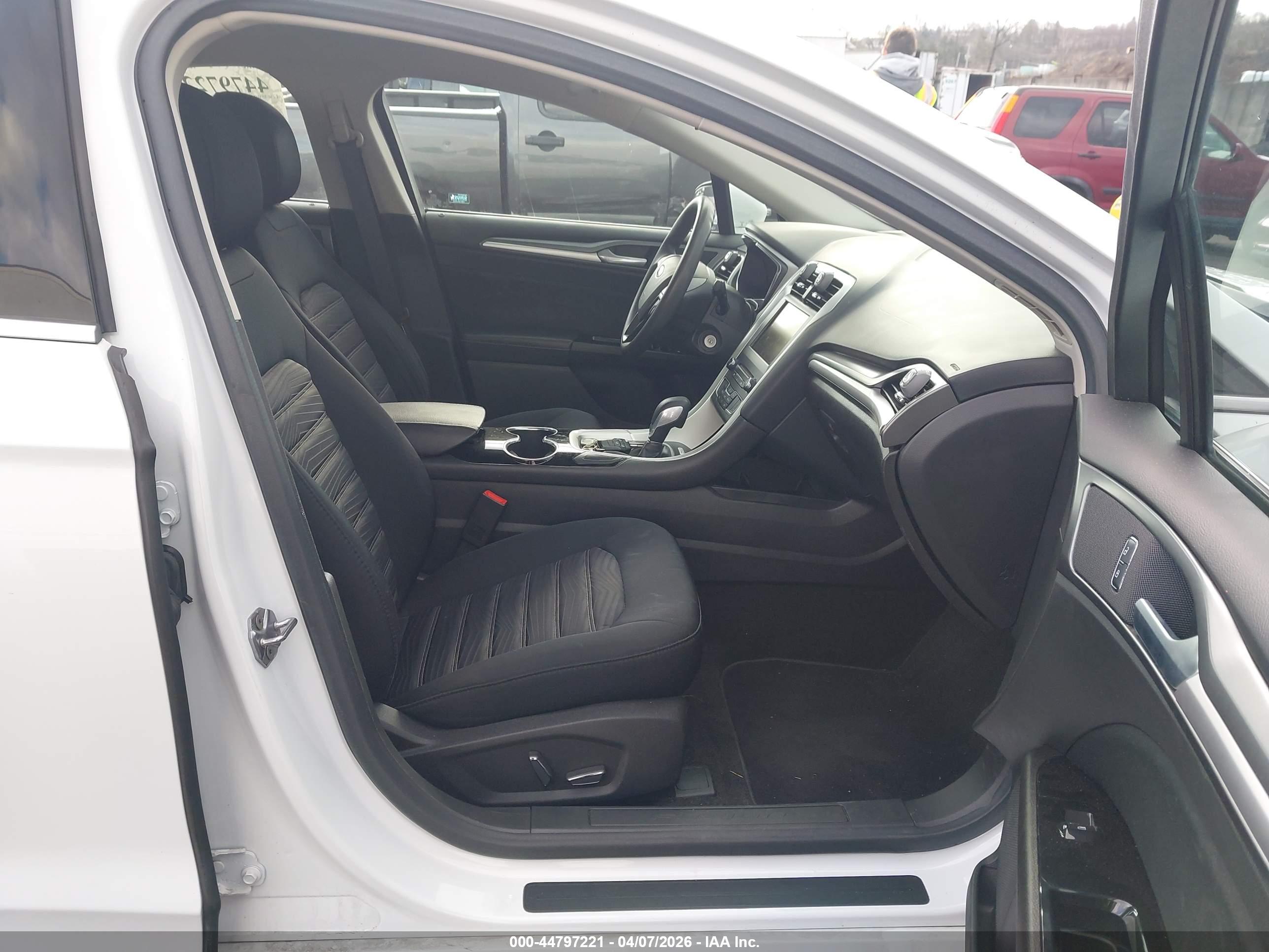 FORD FUSION image 5