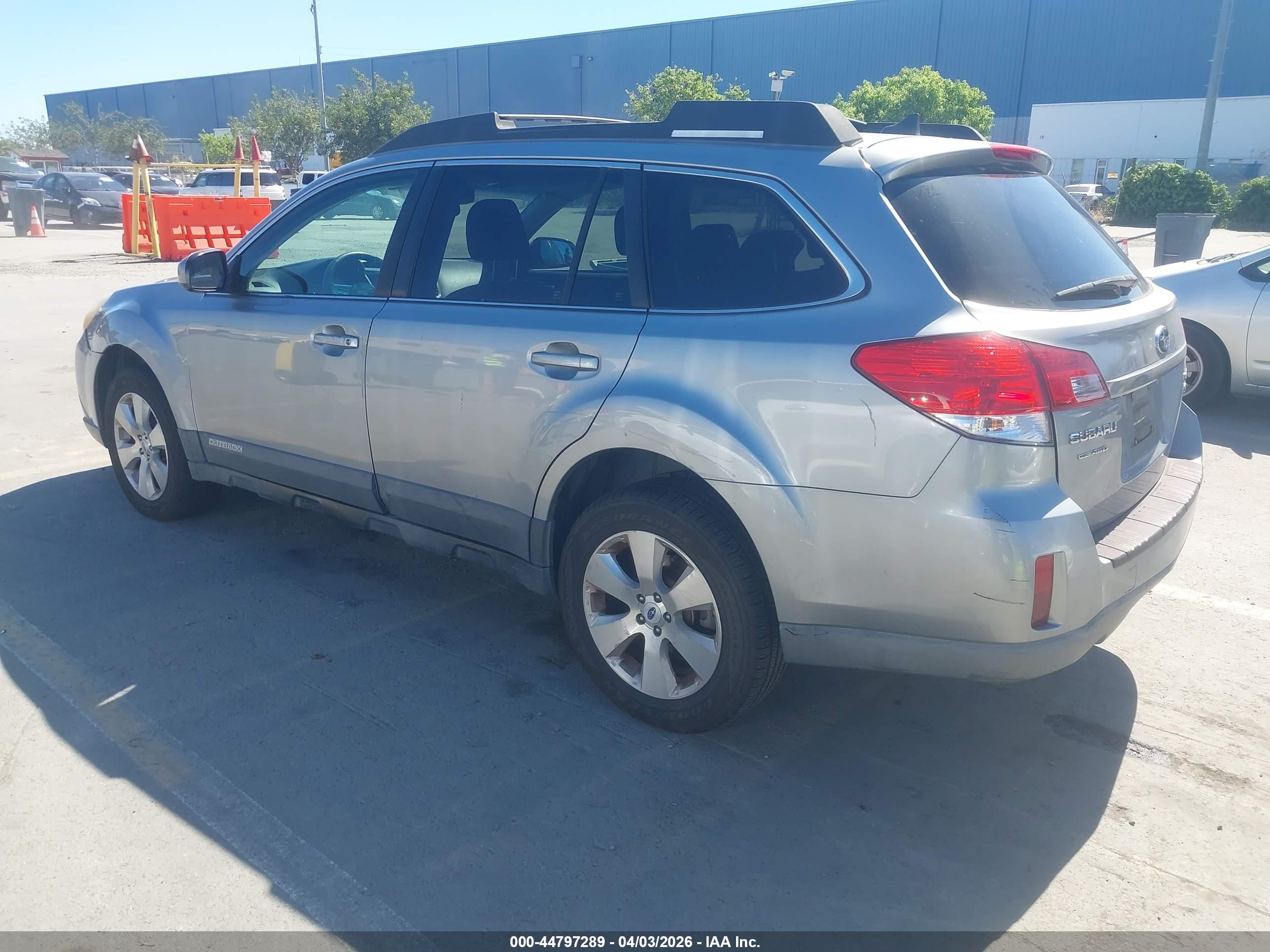 SUBARU OUTBACK image 3