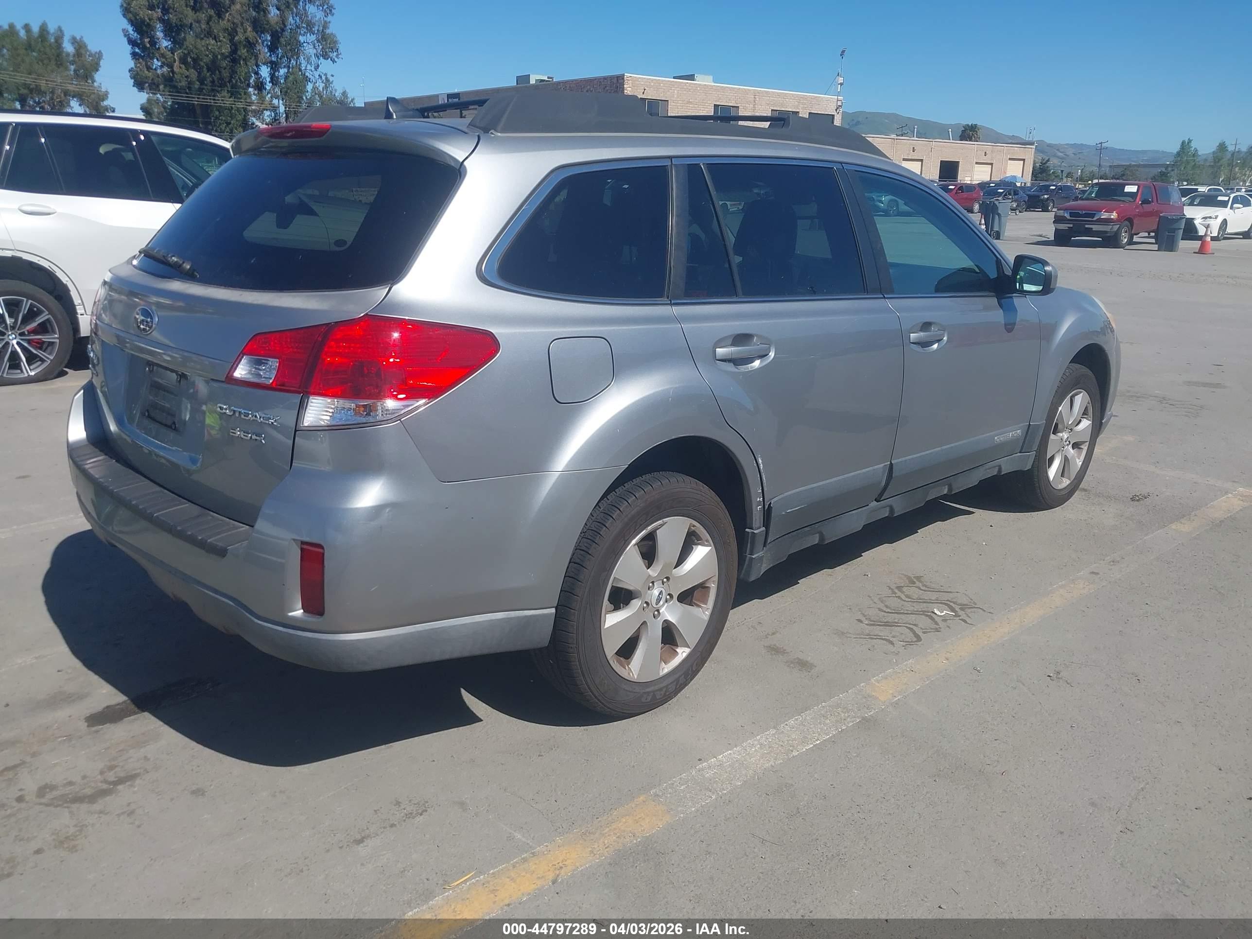SUBARU OUTBACK image 4