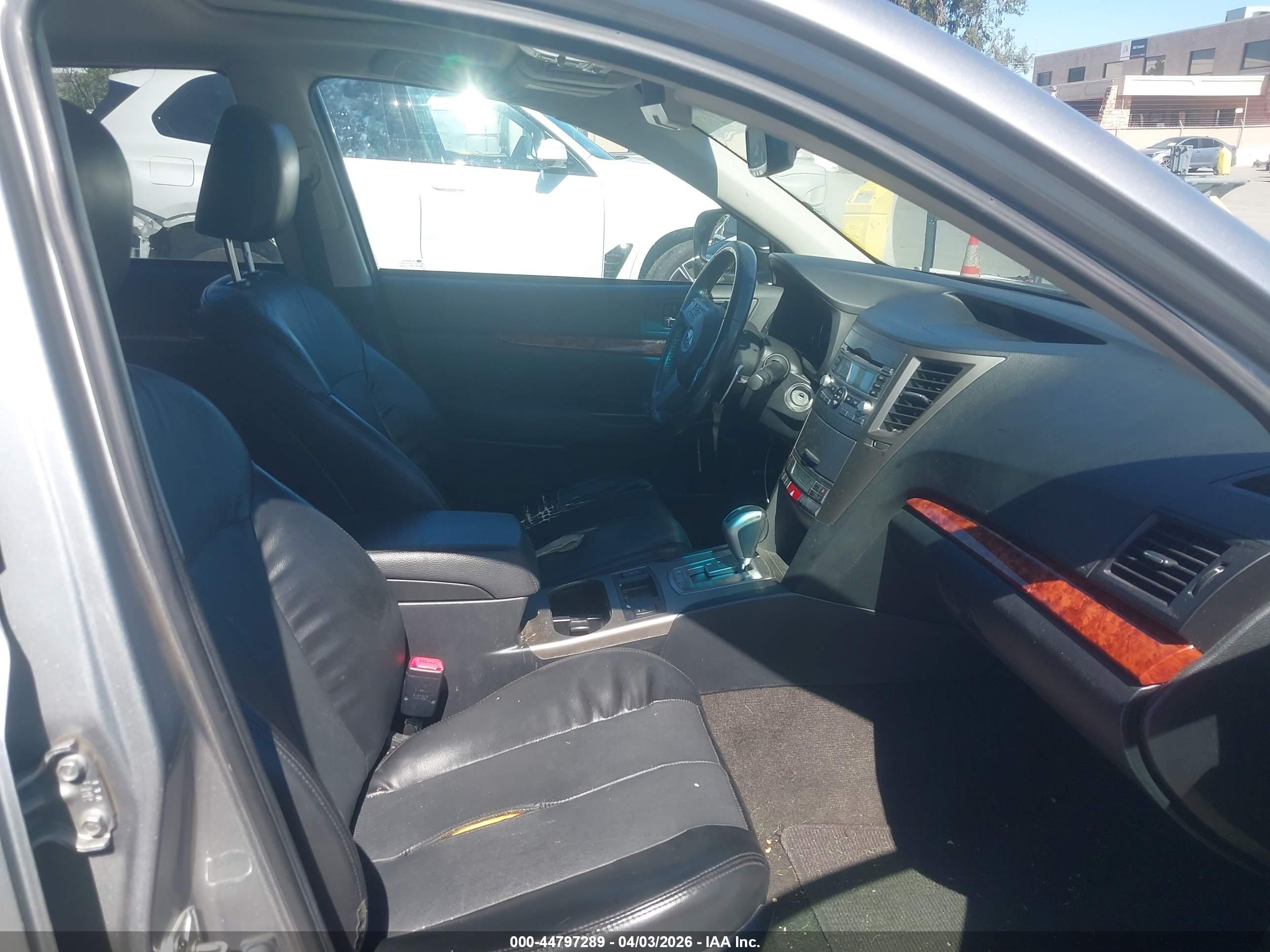 SUBARU OUTBACK image 5