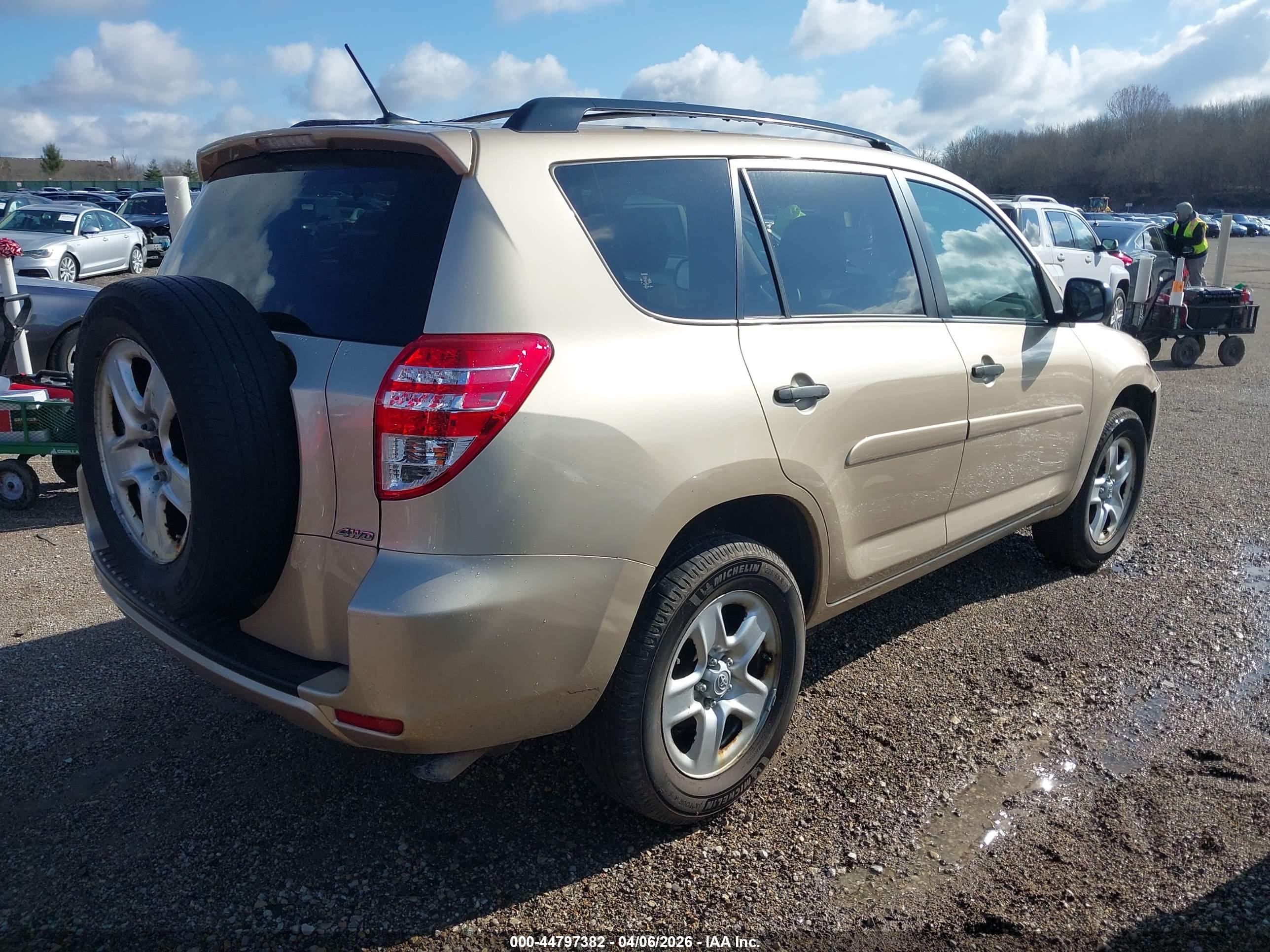 TOYOTA RAV4 image 4
