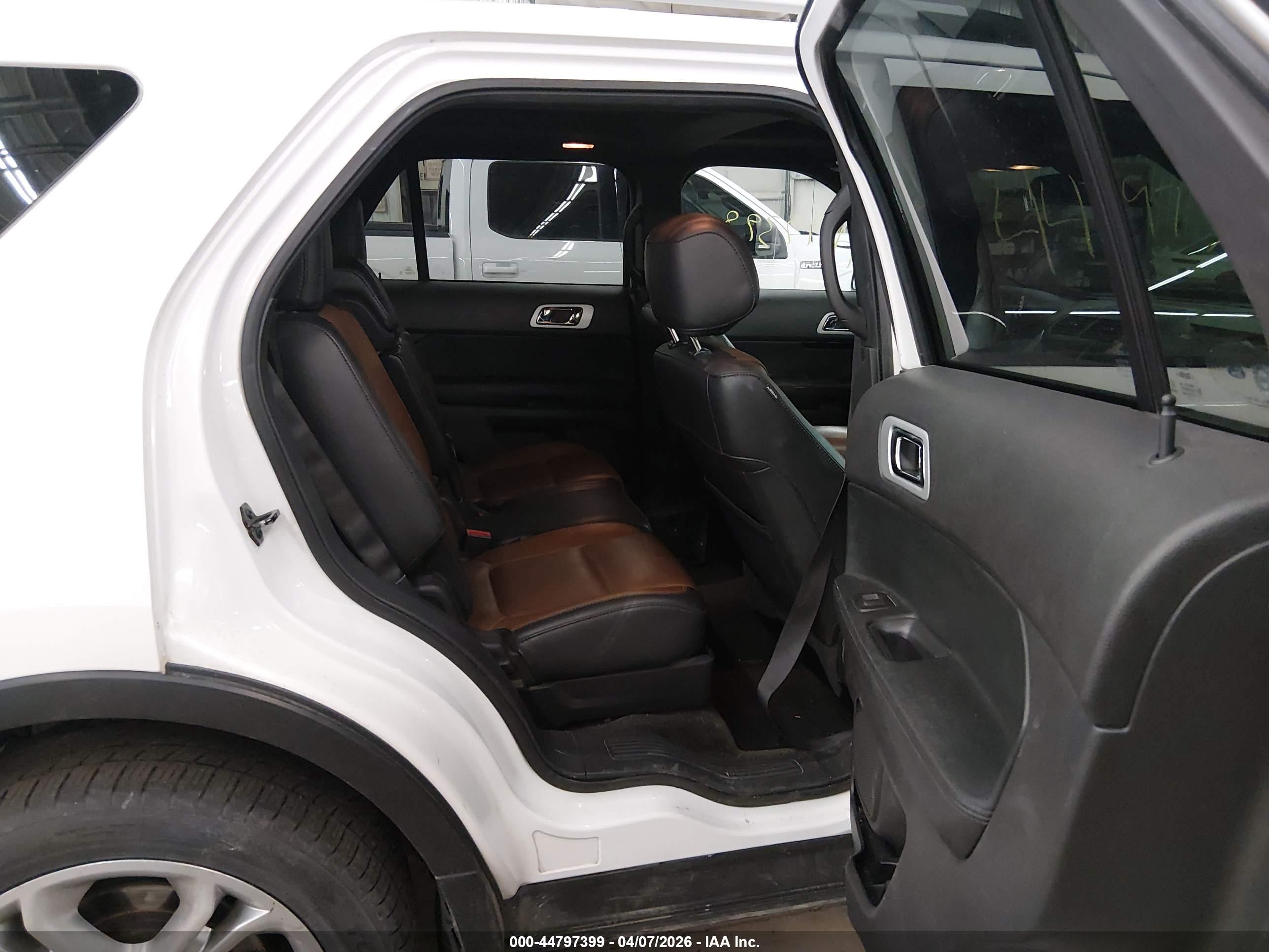 FORD EXPLORER image 8