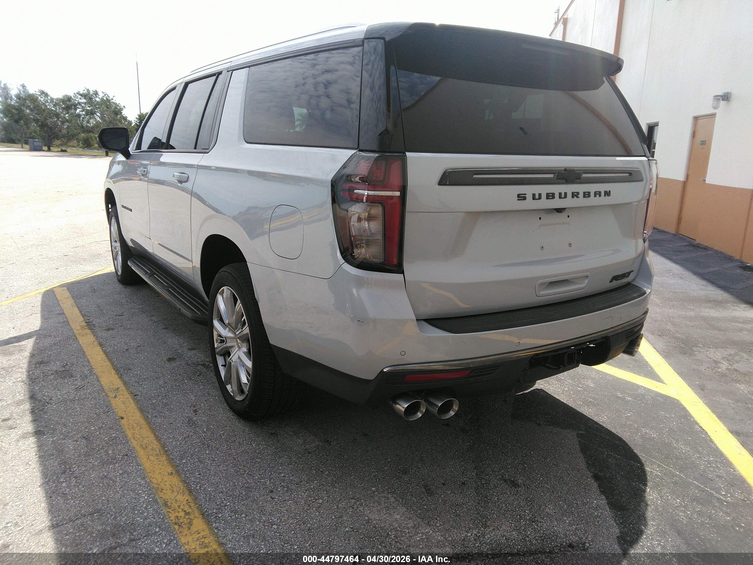 CHEVROLET SUBURBAN image 3