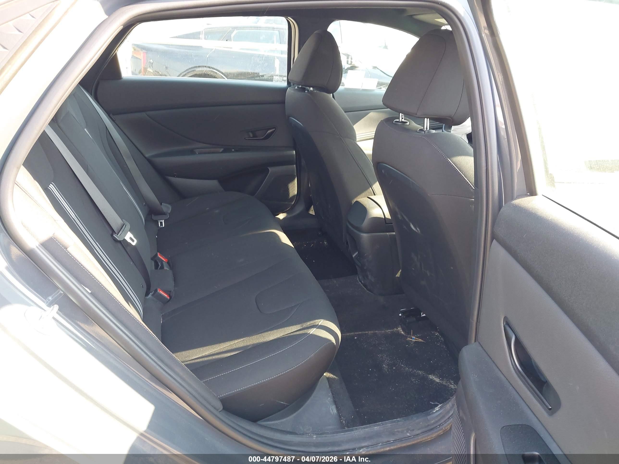 HYUNDAI ELANTRA image 8