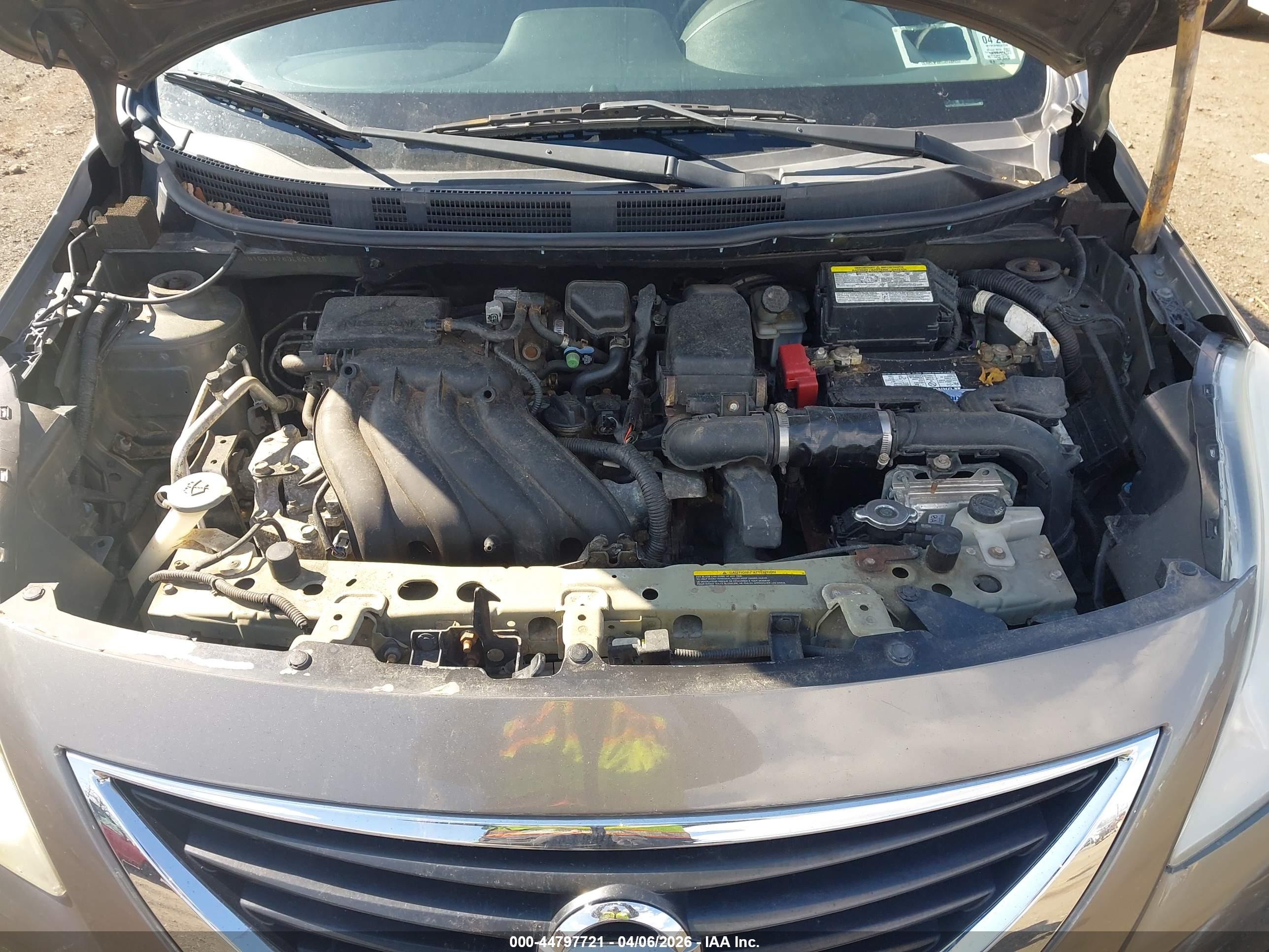 NISSAN VERSA image 10