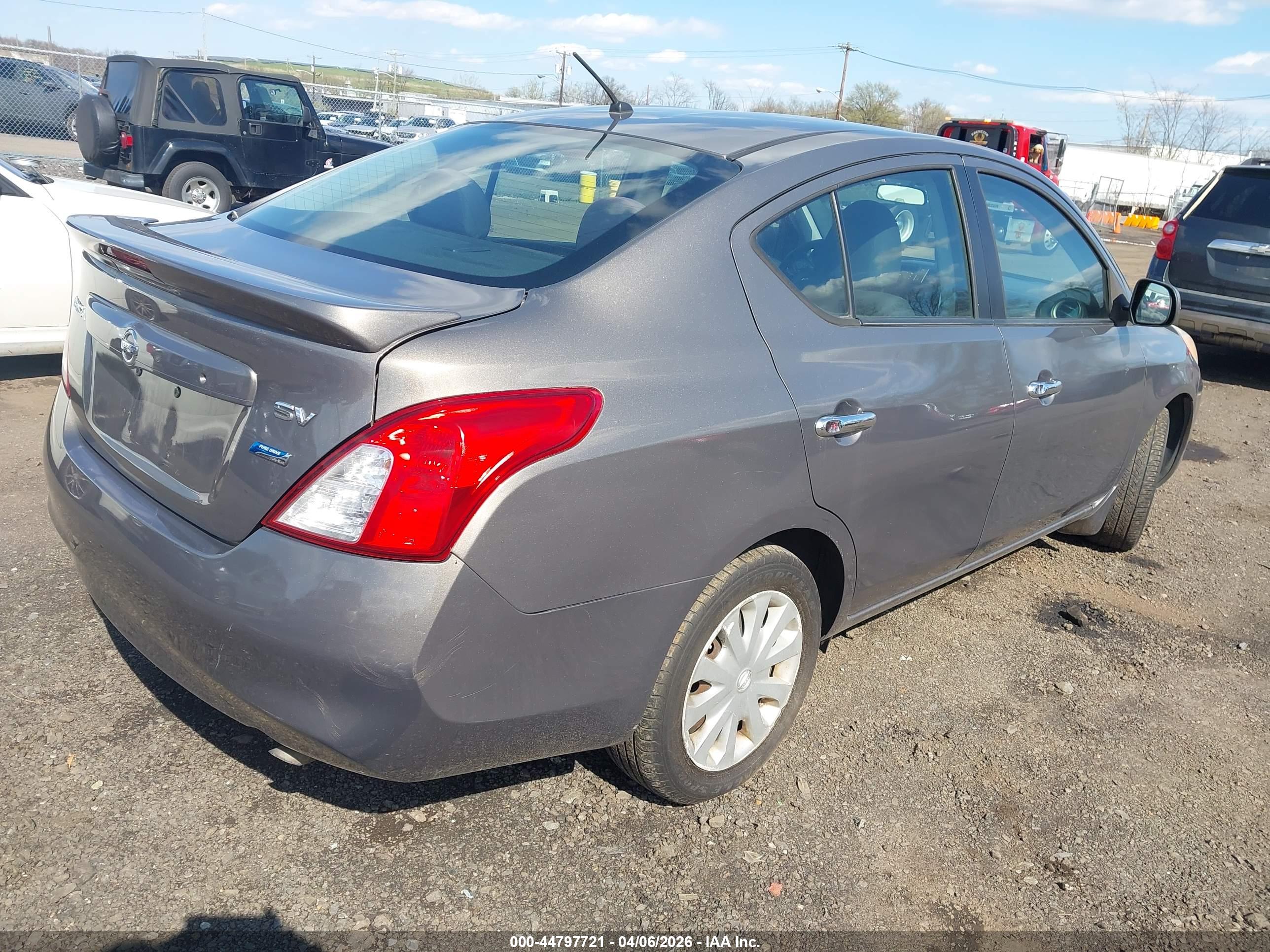 NISSAN VERSA image 4