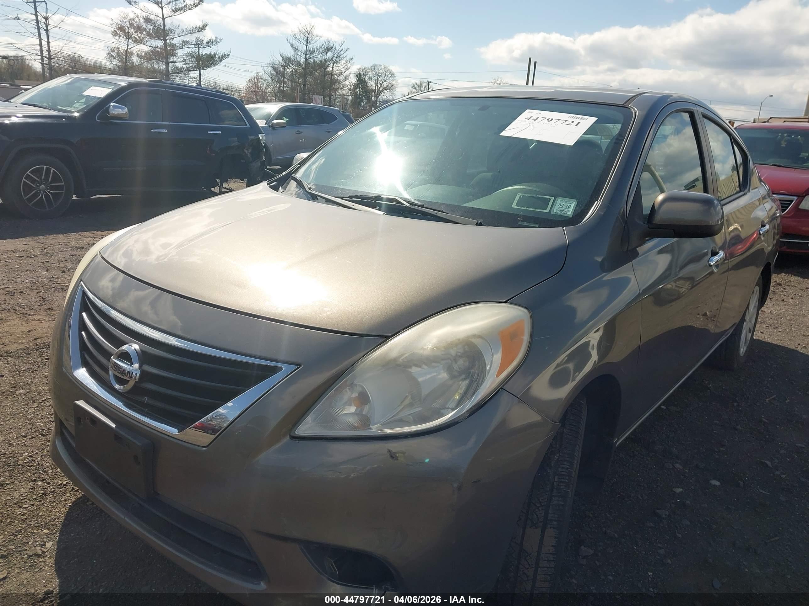 NISSAN VERSA image 6