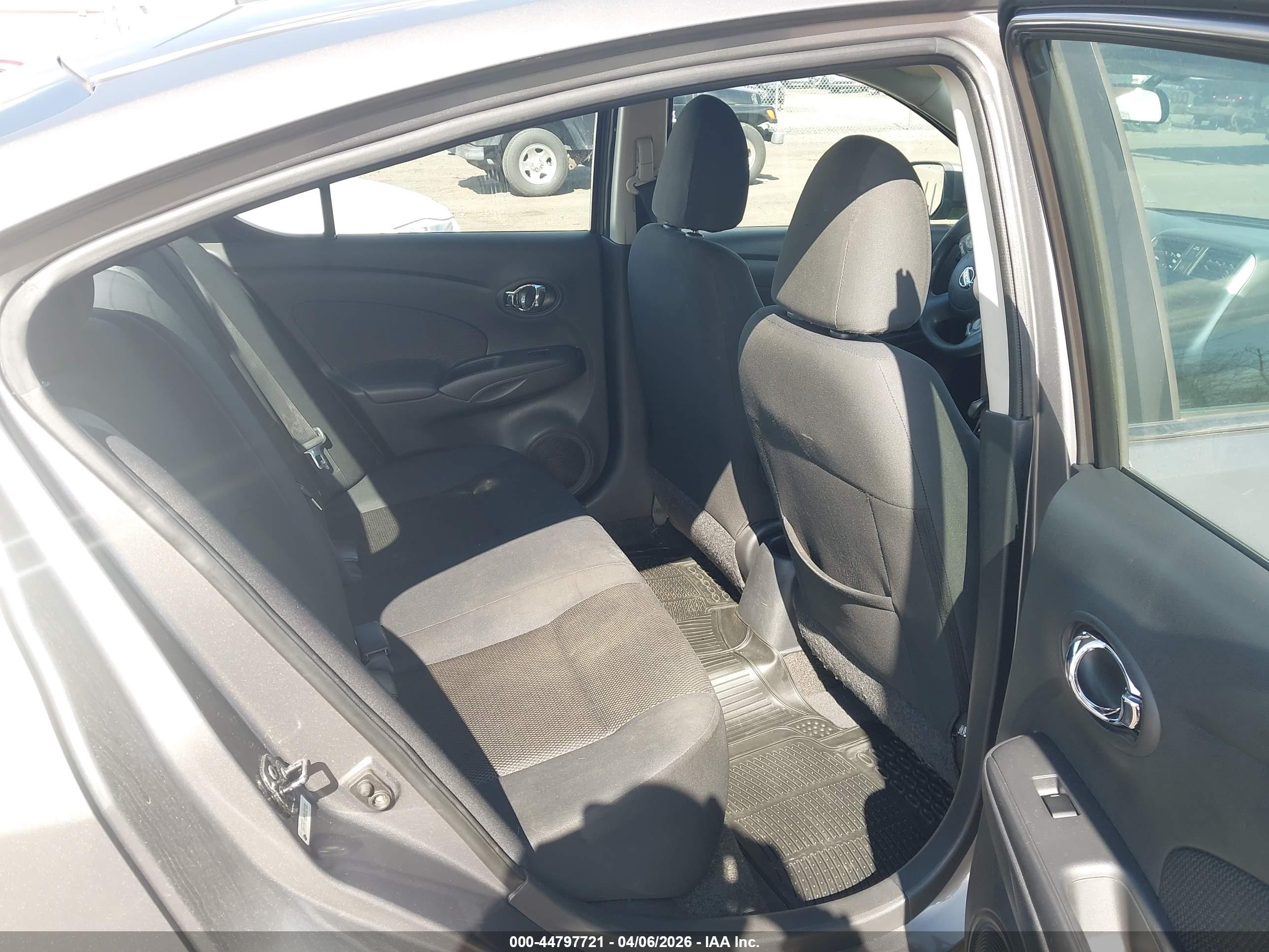 NISSAN VERSA image 8
