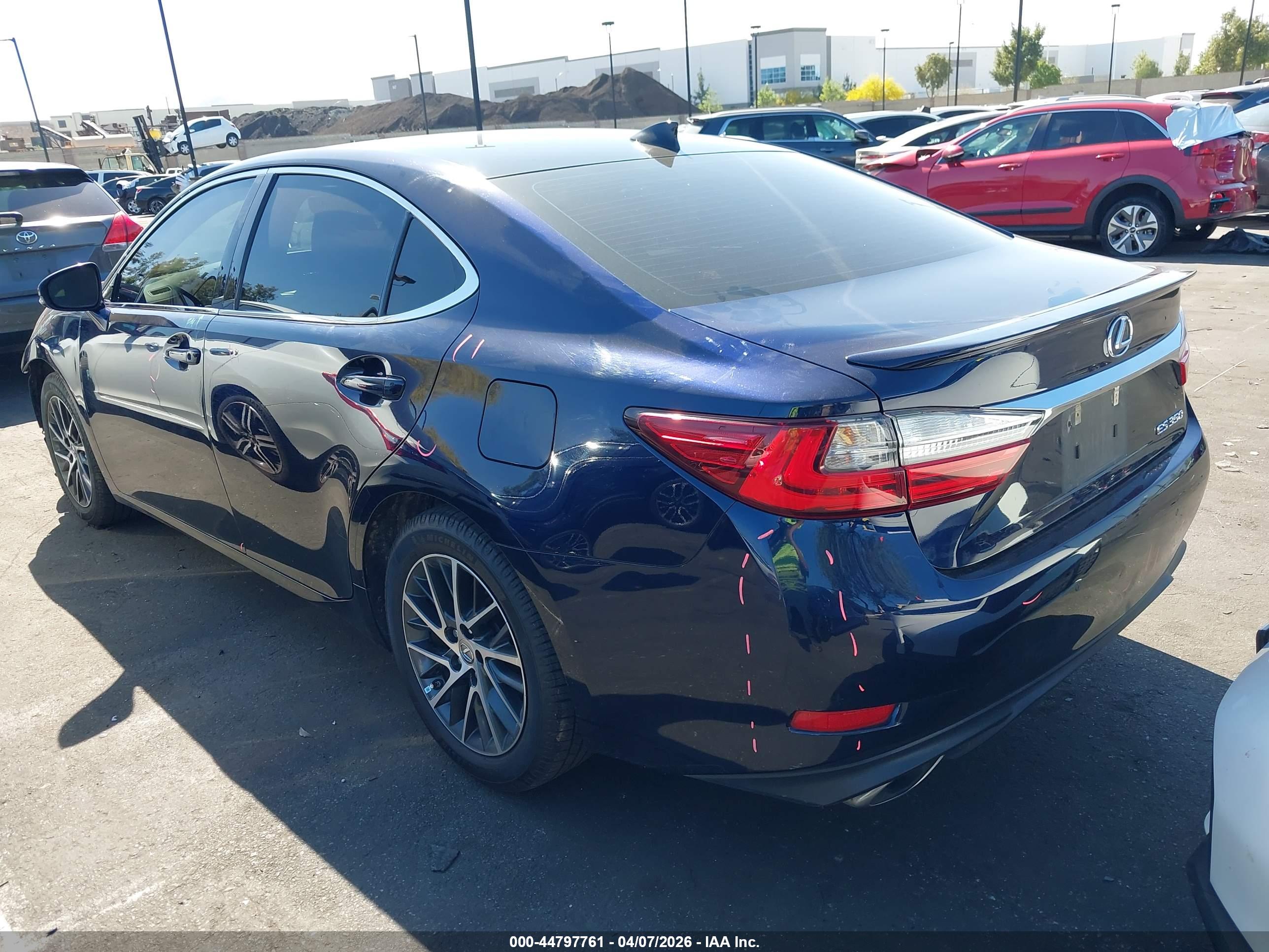 LEXUS ES image 3