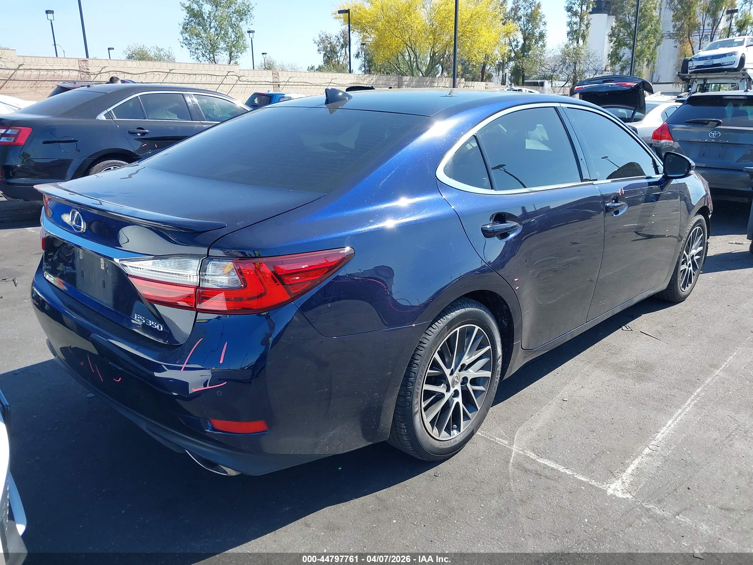 LEXUS ES image 4