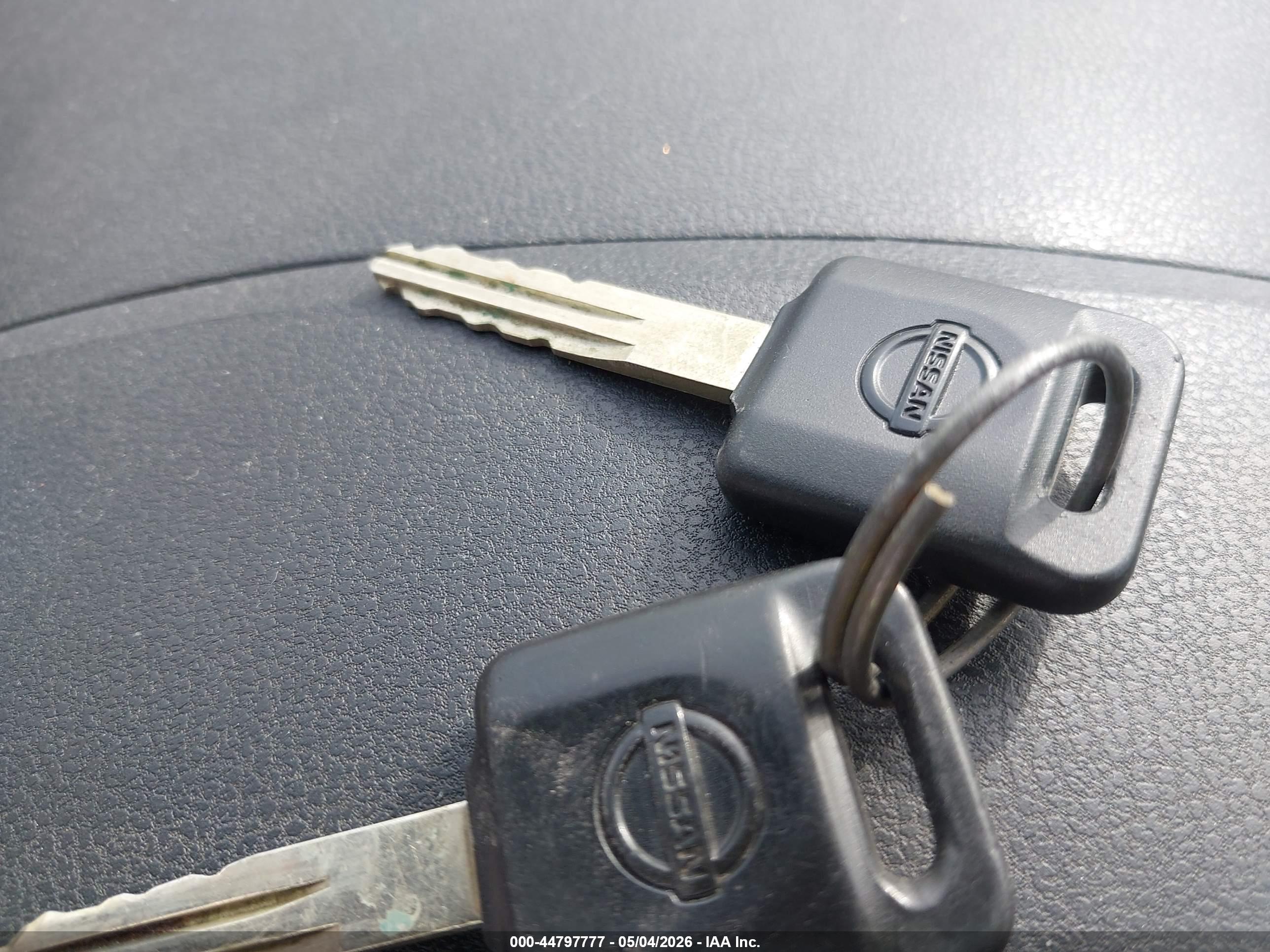 NISSAN VERSA image 11