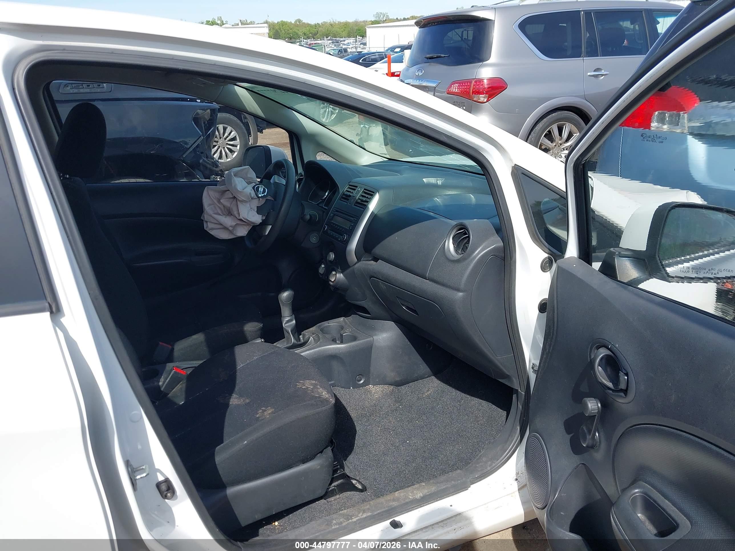 NISSAN VERSA image 5