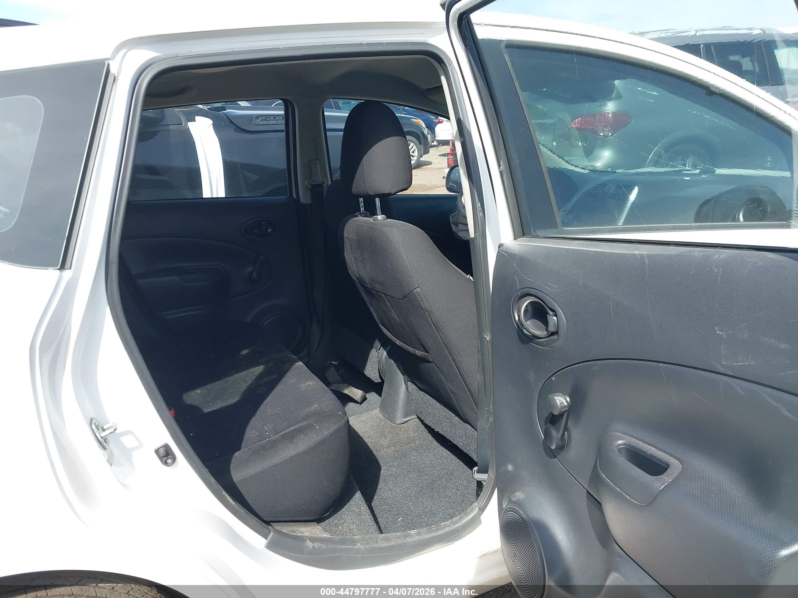 NISSAN VERSA image 8