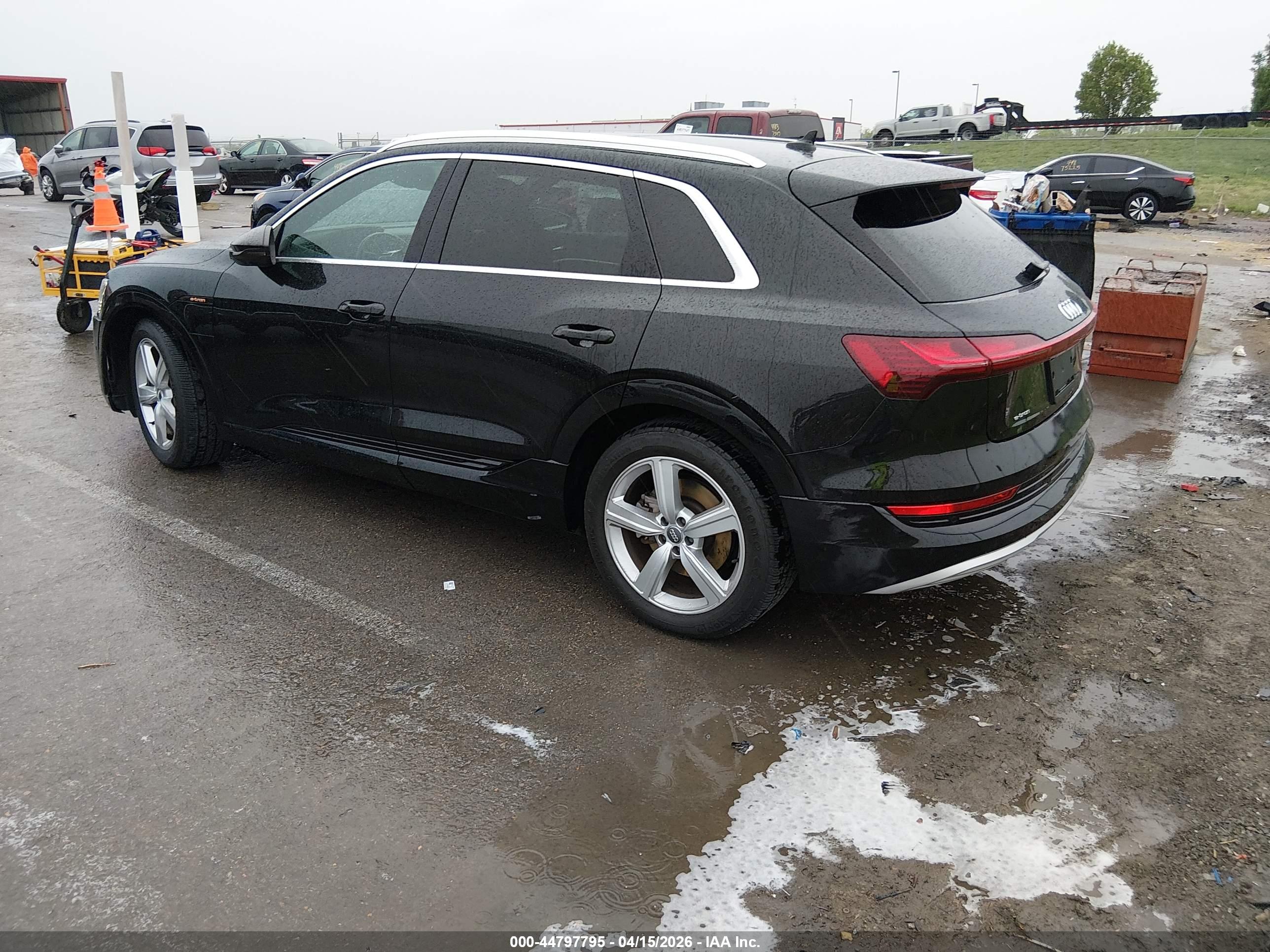 AUDI E-TRON image 3