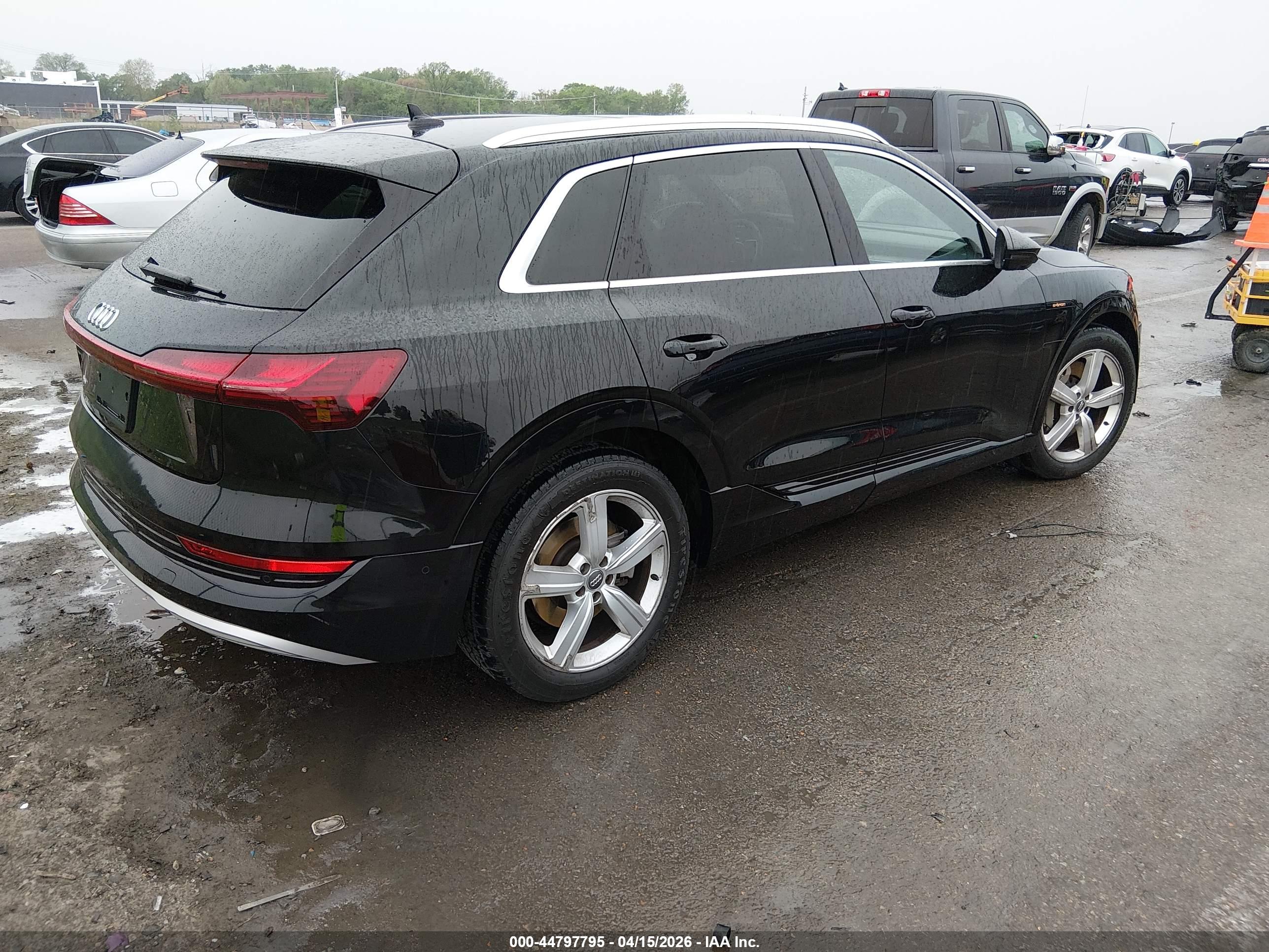 AUDI E-TRON image 4