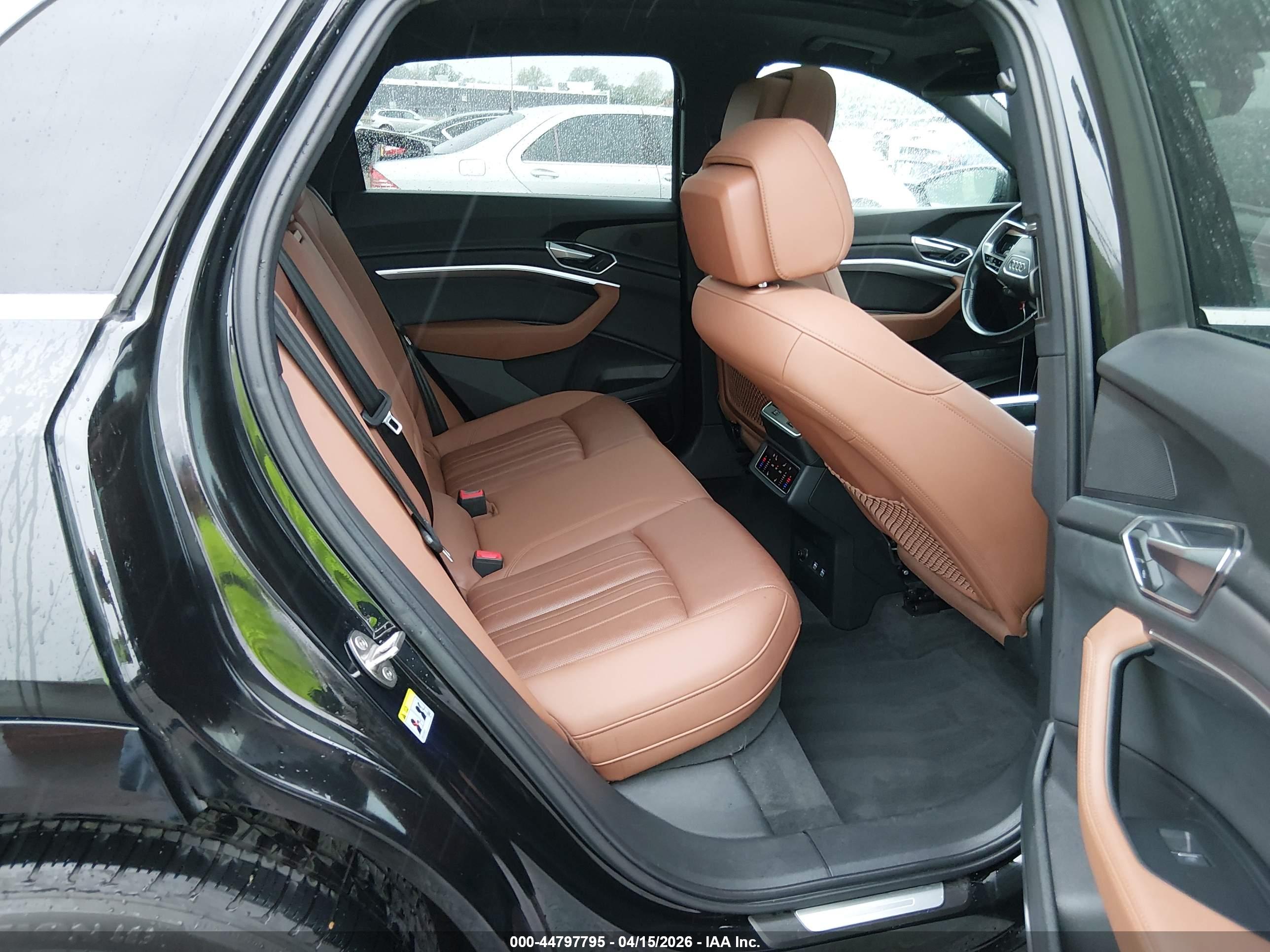 AUDI E-TRON image 8
