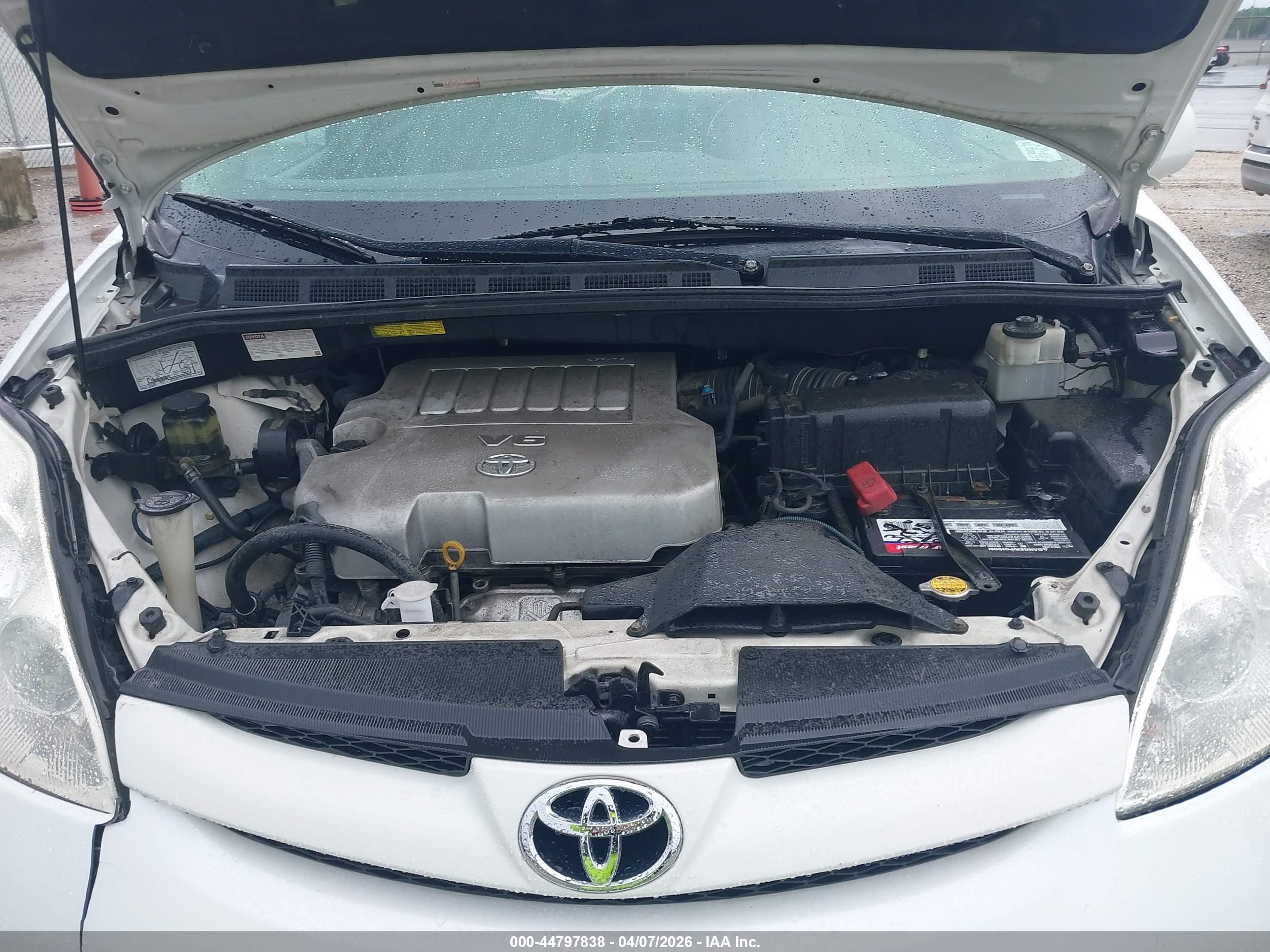 TOYOTA SIENNA image 10