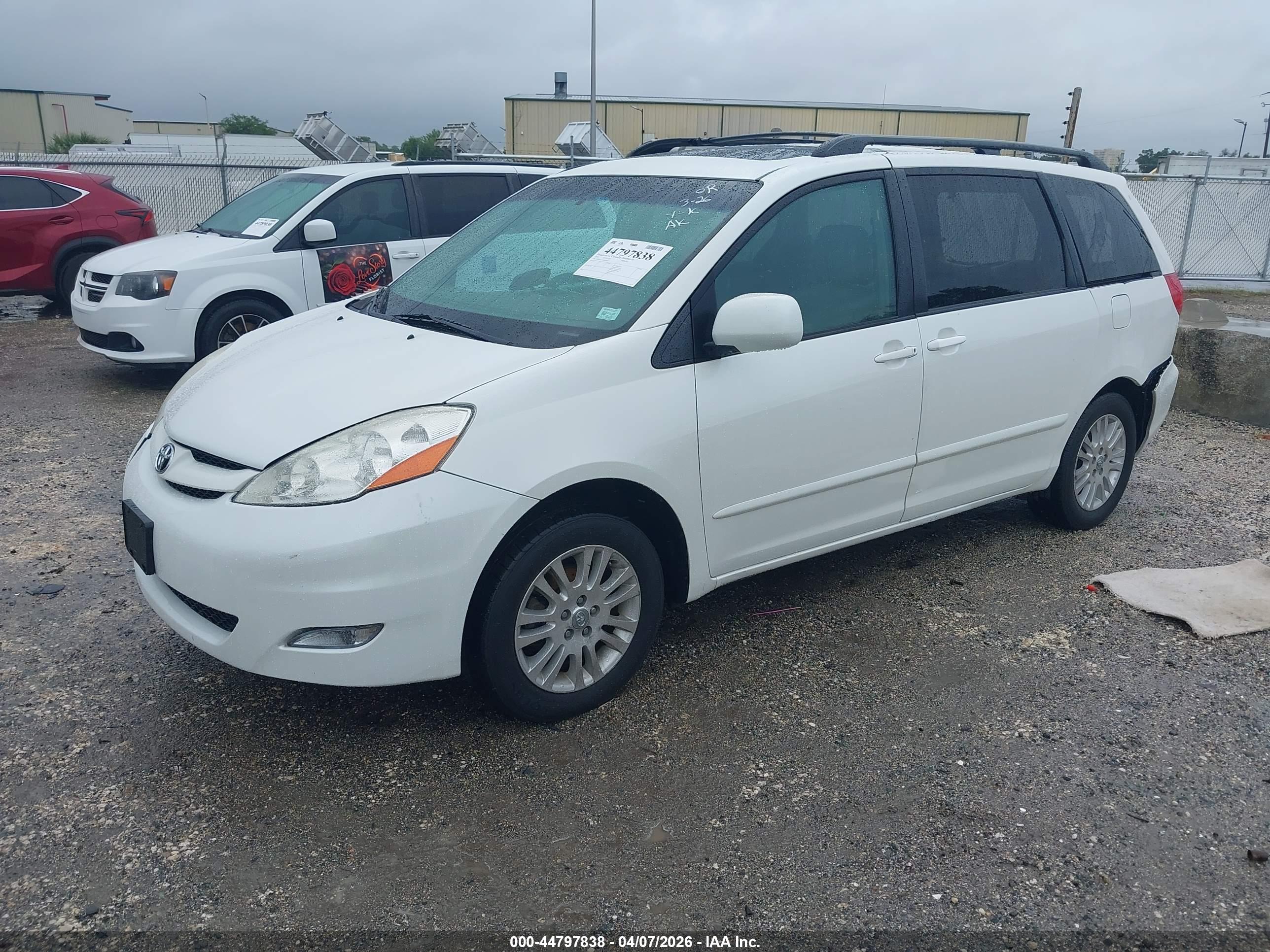 TOYOTA SIENNA image 2