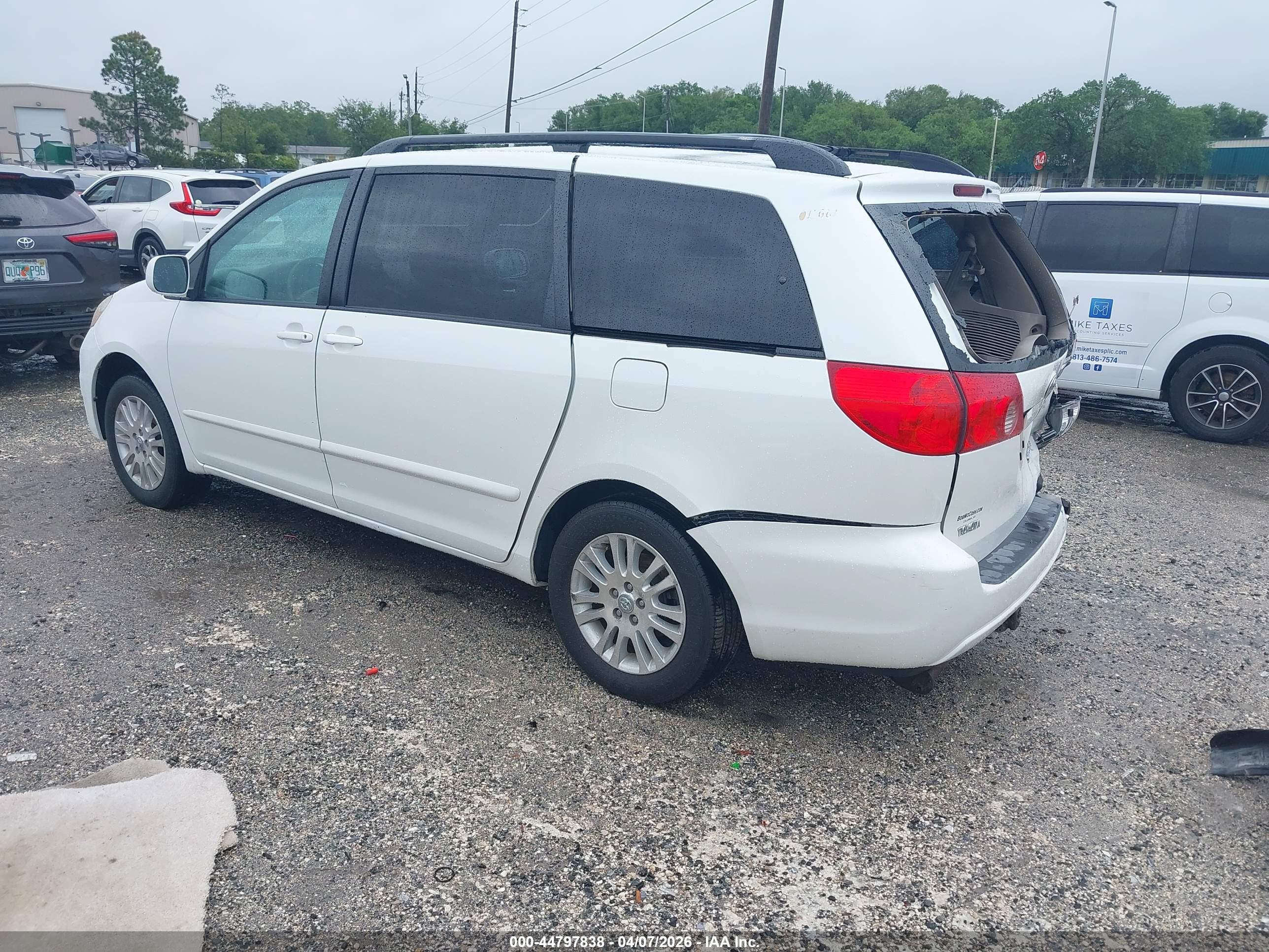TOYOTA SIENNA image 3