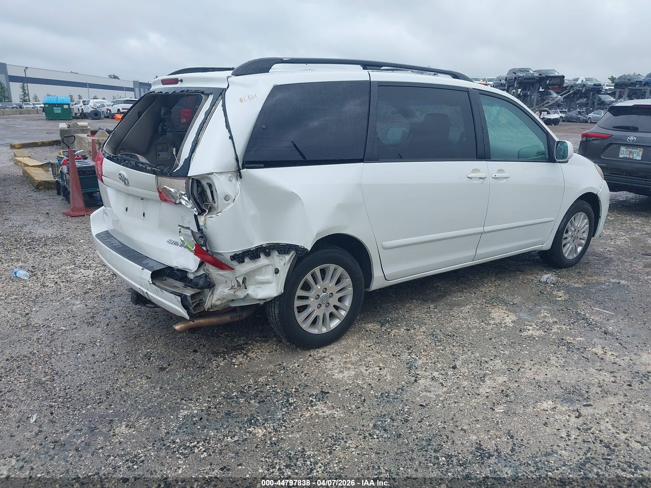 TOYOTA SIENNA image 4