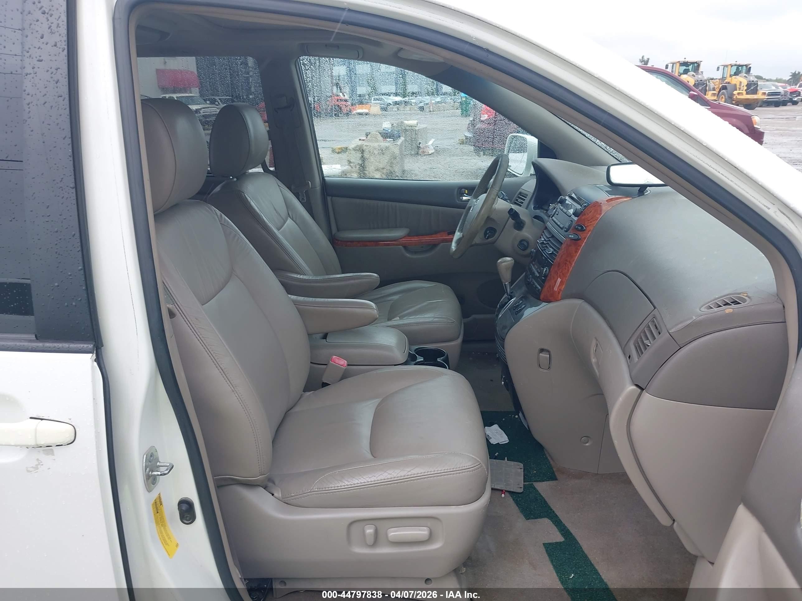 TOYOTA SIENNA image 5