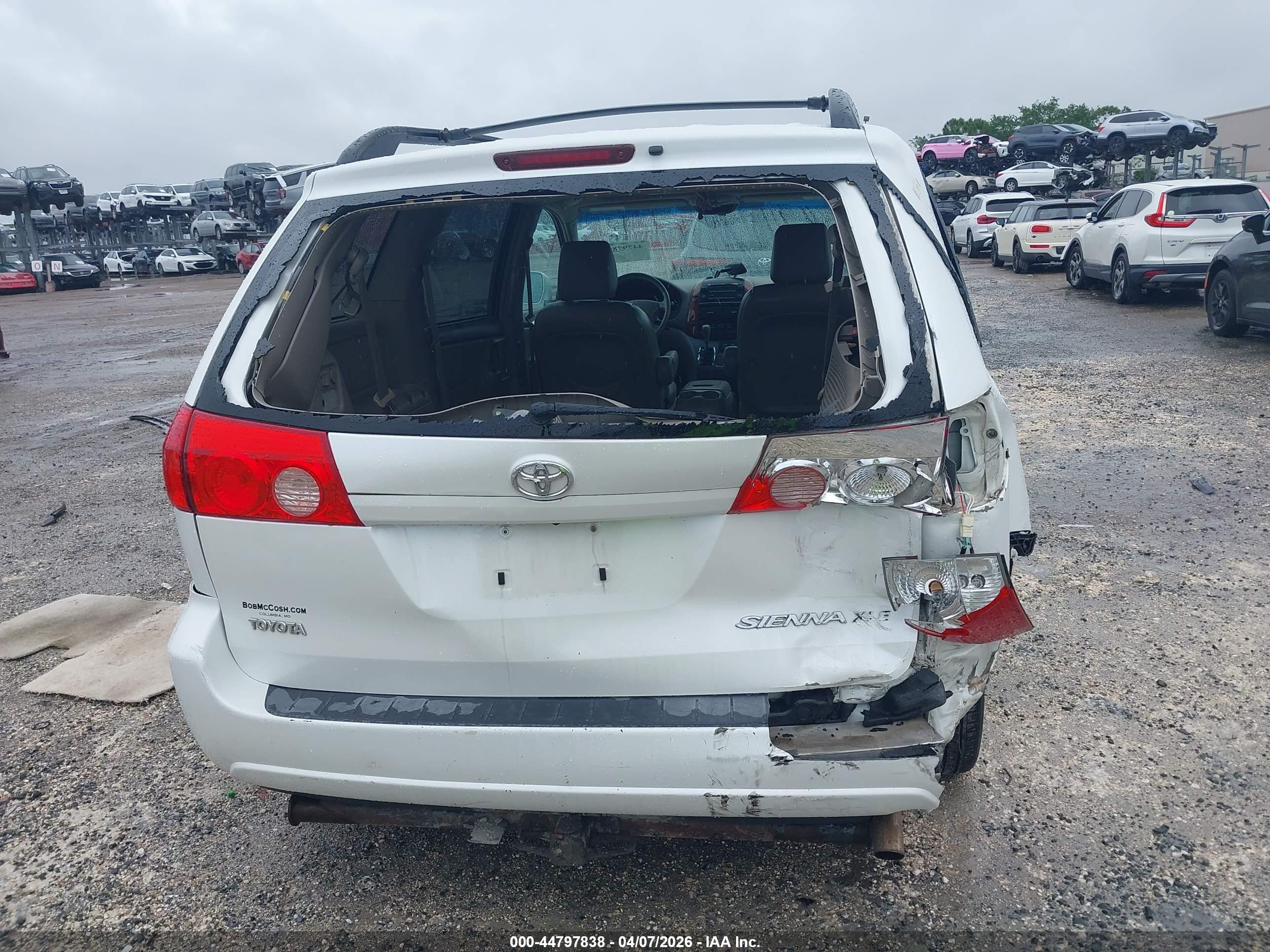 TOYOTA SIENNA image 6