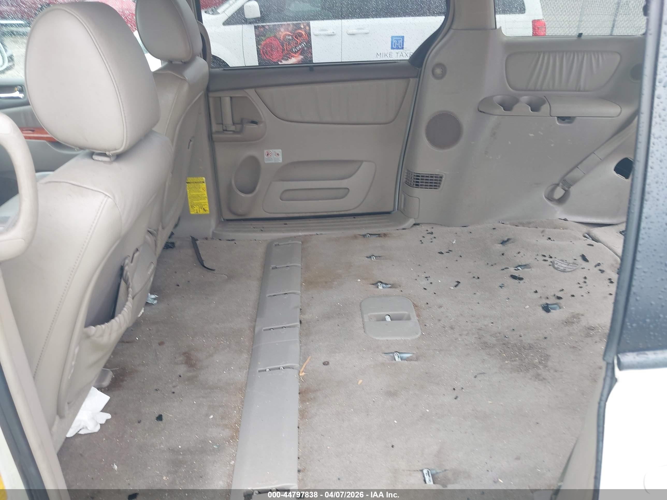 TOYOTA SIENNA image 8